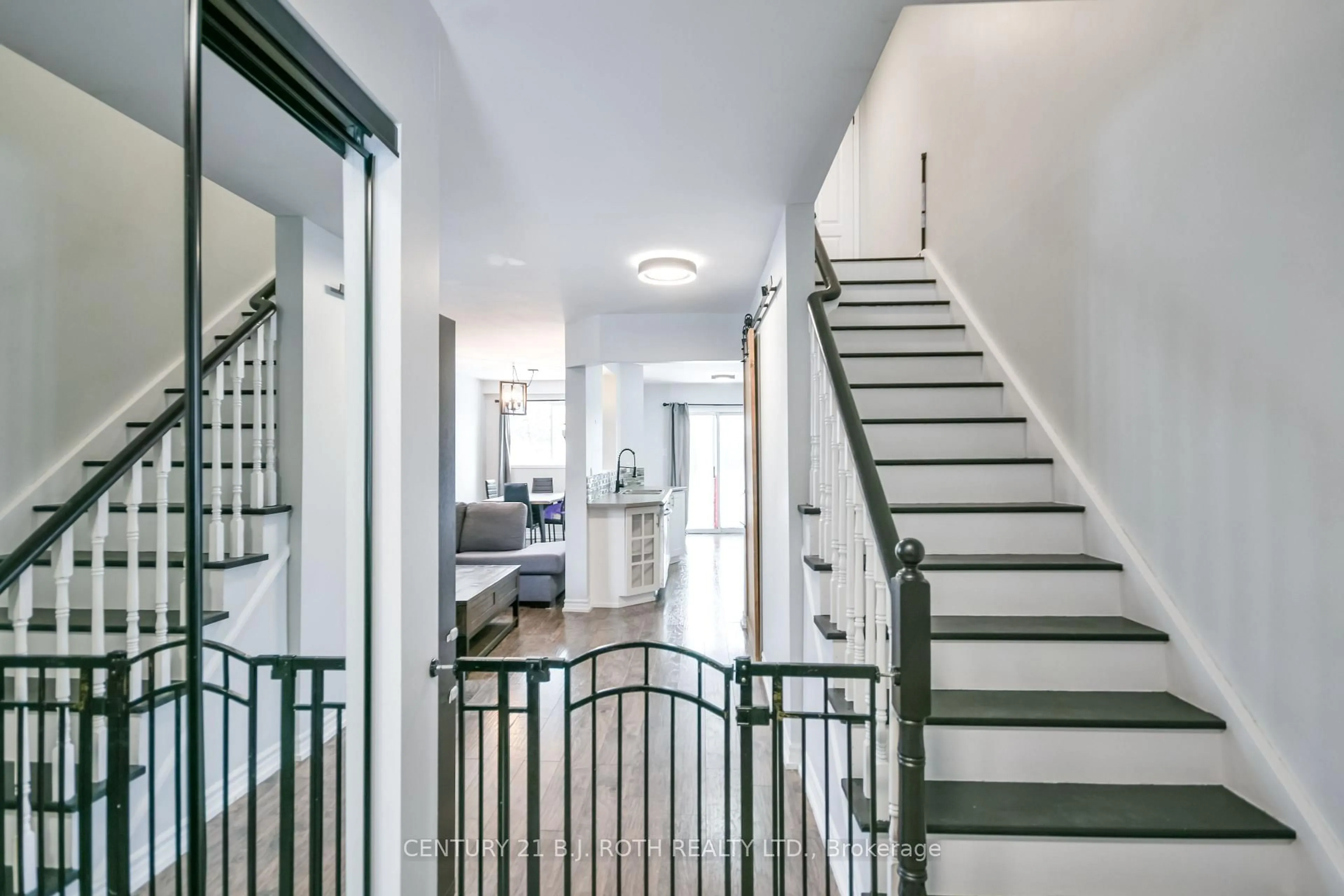 Indoor entryway for 5 Black Cherry Cres, Barrie Ontario L4N 9K9