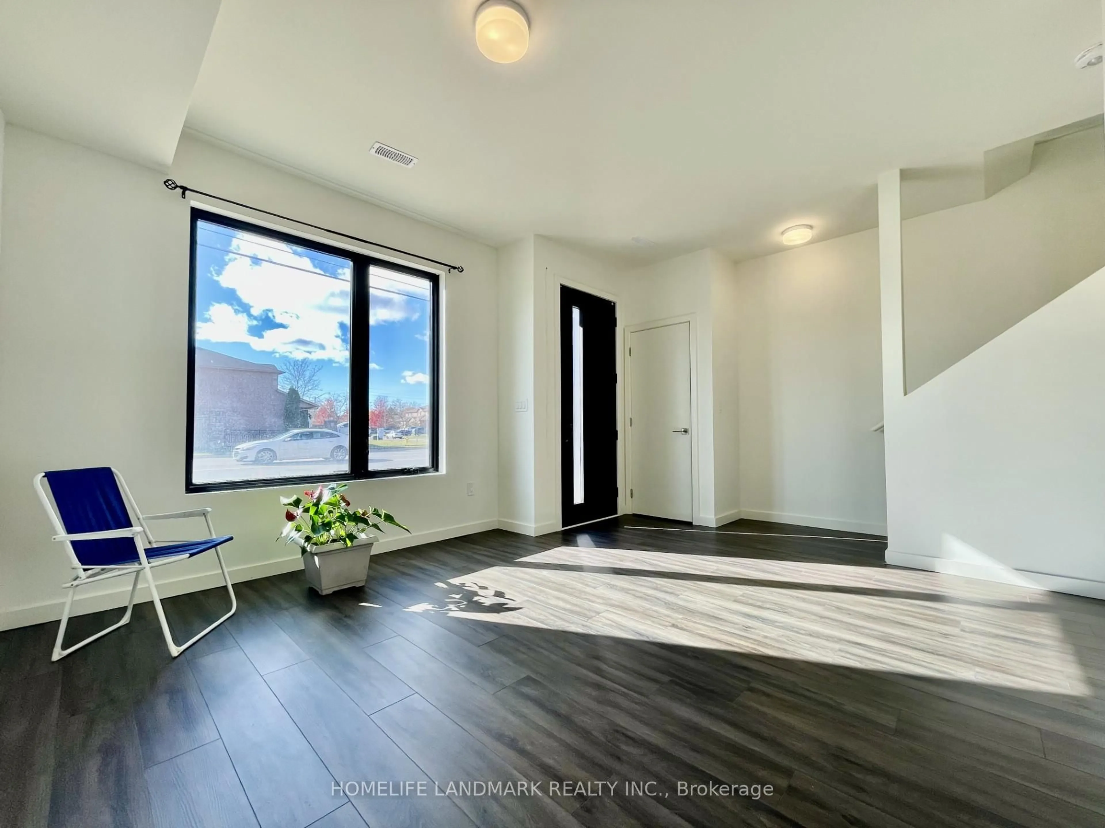 Indoor entryway for 29 Rainwater Lane, Barrie Ontario L4N 9J6