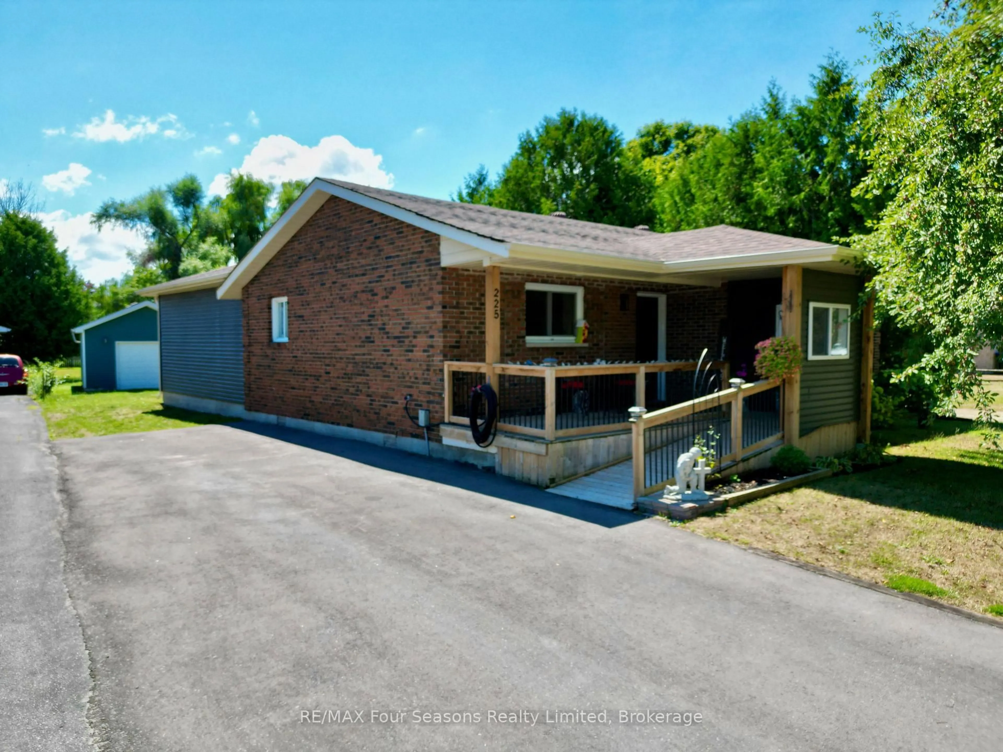 A pic from outside/outdoor area/front of a property/back of a property/a pic from drone, street for 225 CHRISTOPHER St, Clearview Ontario L0M 1S0