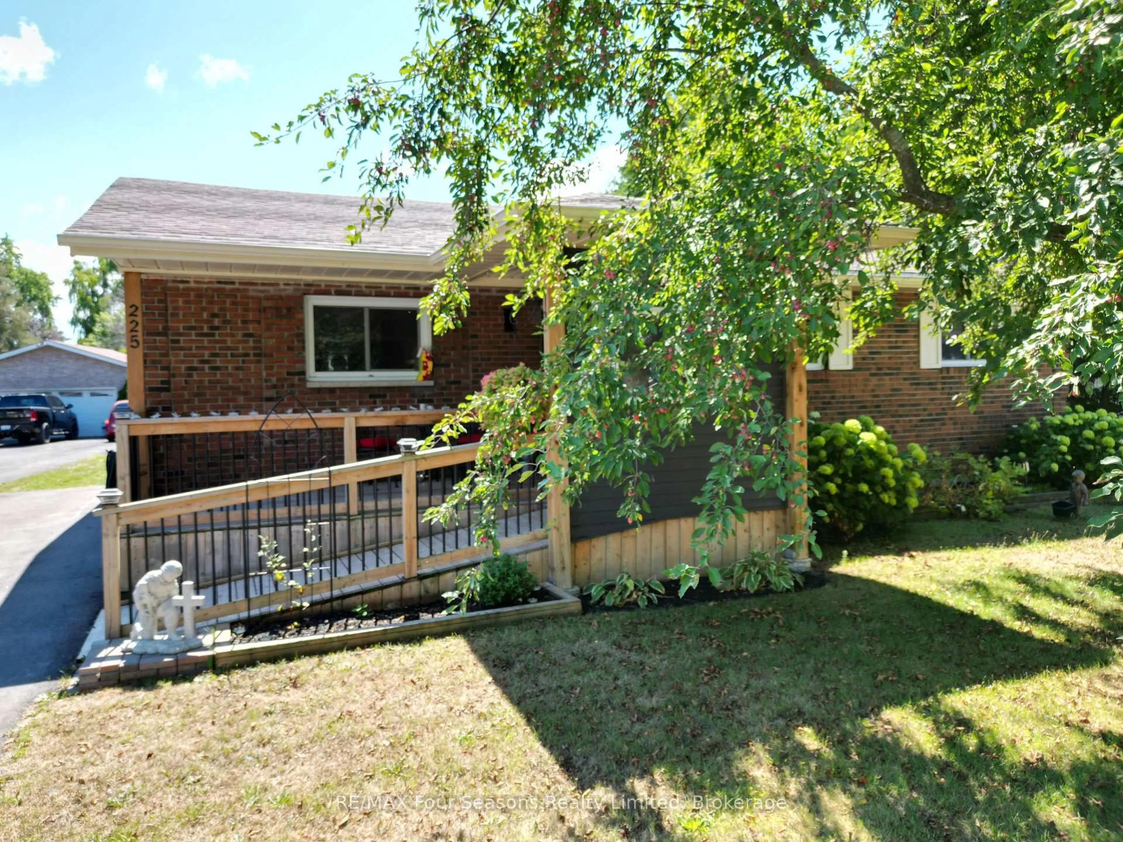 A pic from outside/outdoor area/front of a property/back of a property/a pic from drone, street for 225 CHRISTOPHER St, Clearview Ontario L0M 1S0