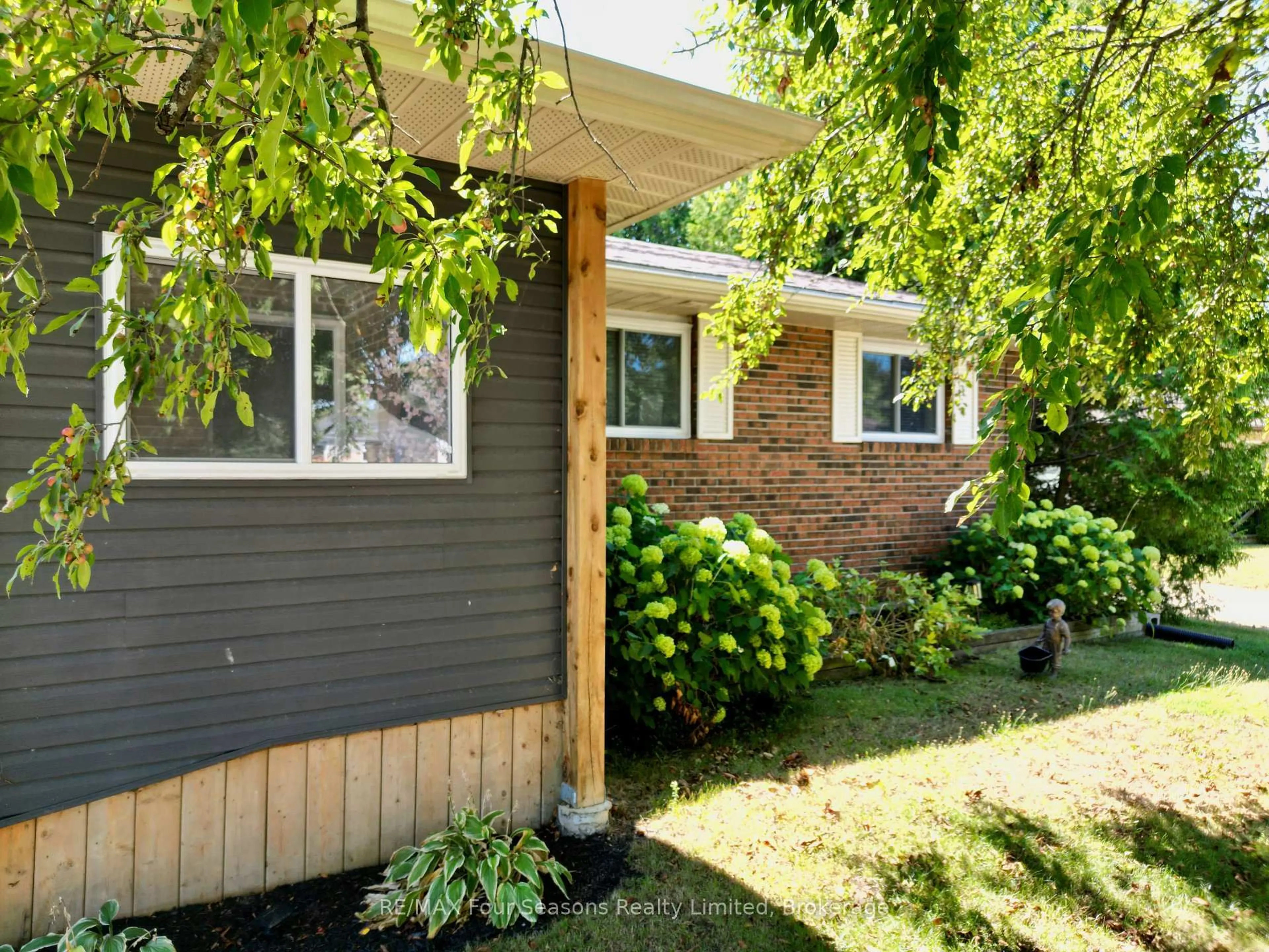 Home with vinyl exterior material, street for 225 CHRISTOPHER St, Clearview Ontario L0M 1S0