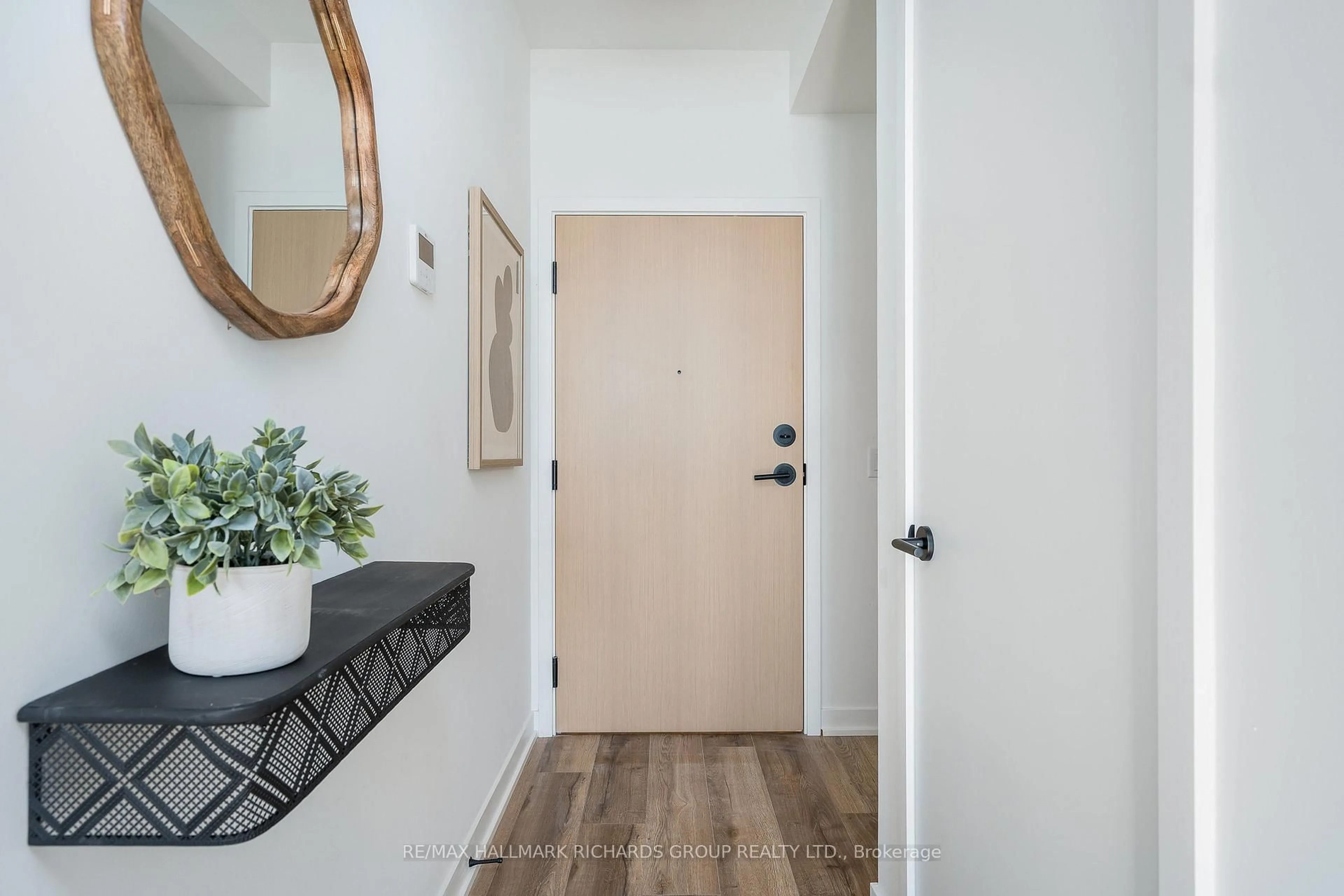 Indoor entryway for 31 Huron St #PH610, Collingwood Ontario L9Y 0E8