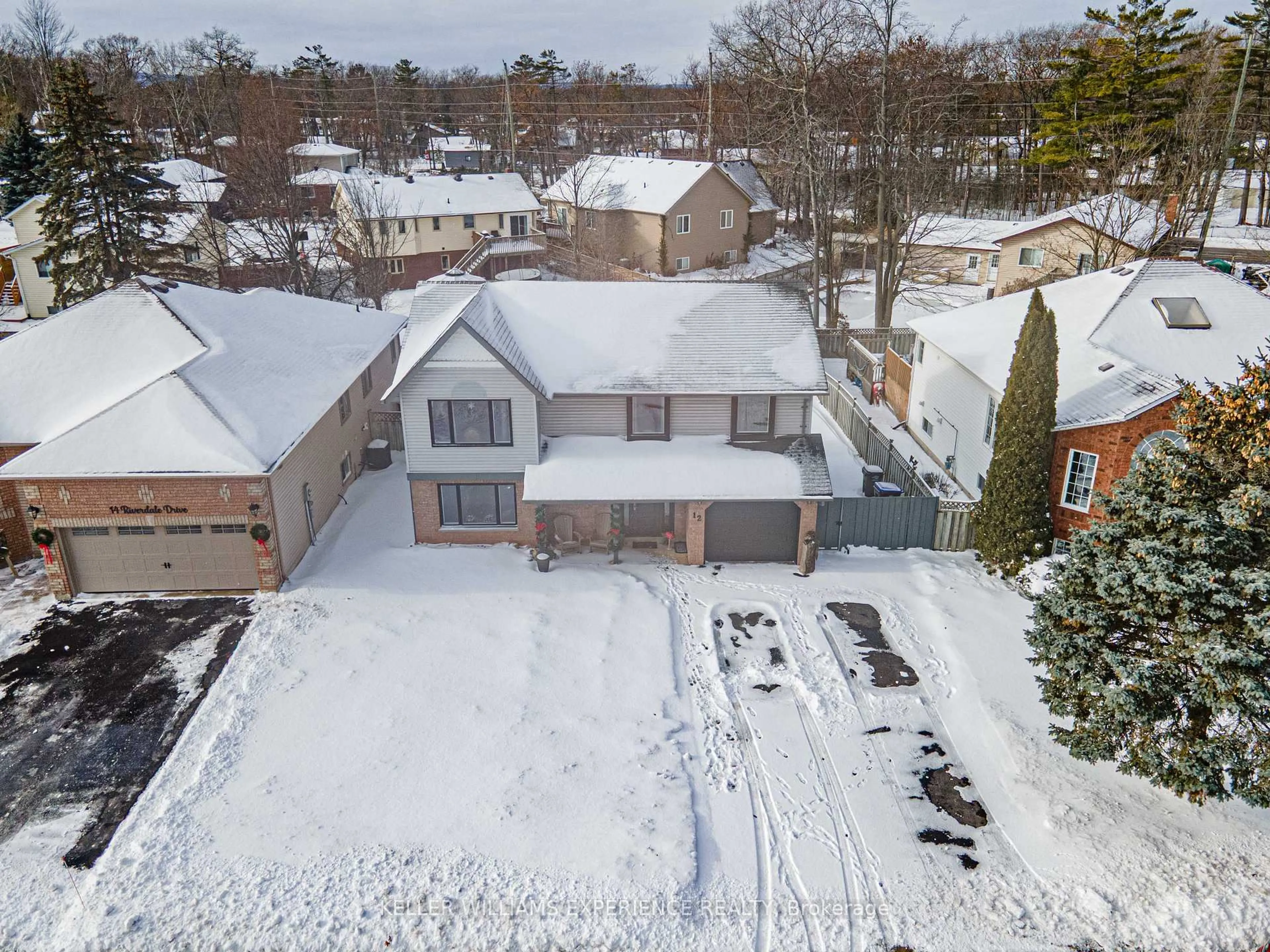 A pic from outside/outdoor area/front of a property/back of a property/a pic from drone, street for 12 Riverdale Dr, Wasaga Beach Ontario L9Z 1E9