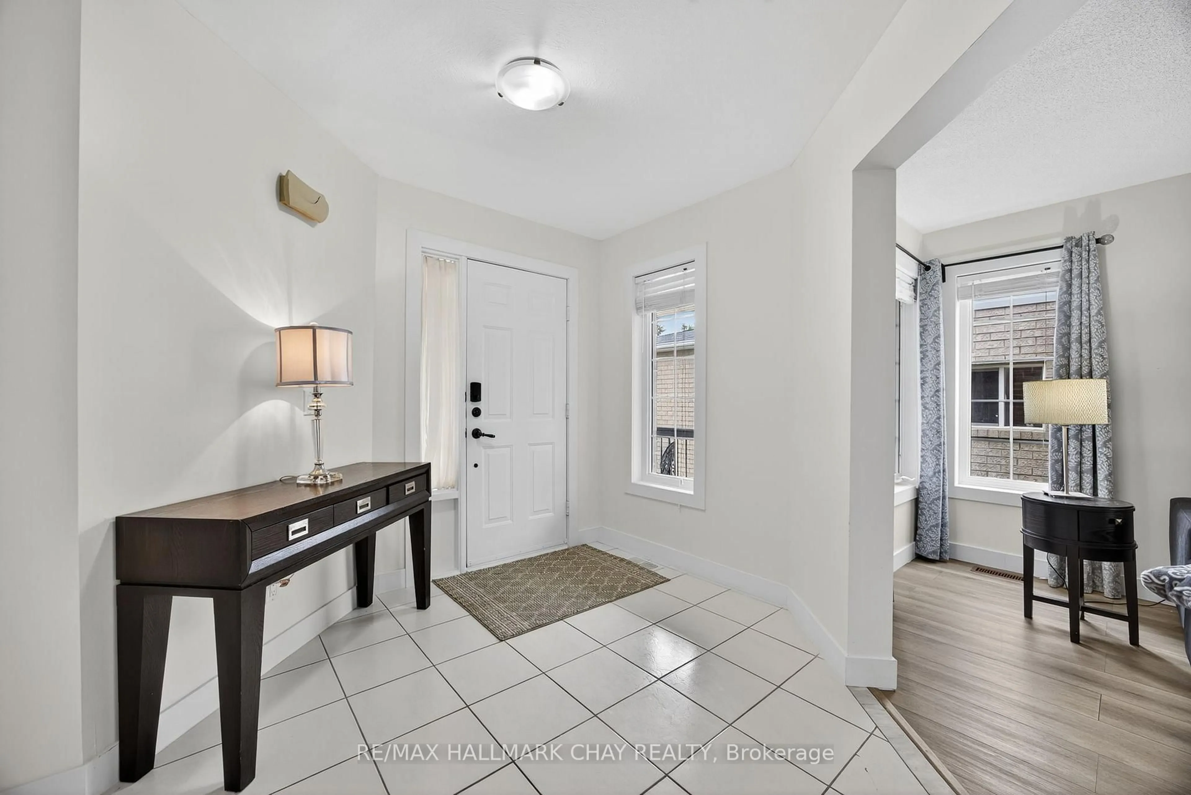 Indoor entryway for 171 Brucker Rd, Barrie Ontario L4N 8R8