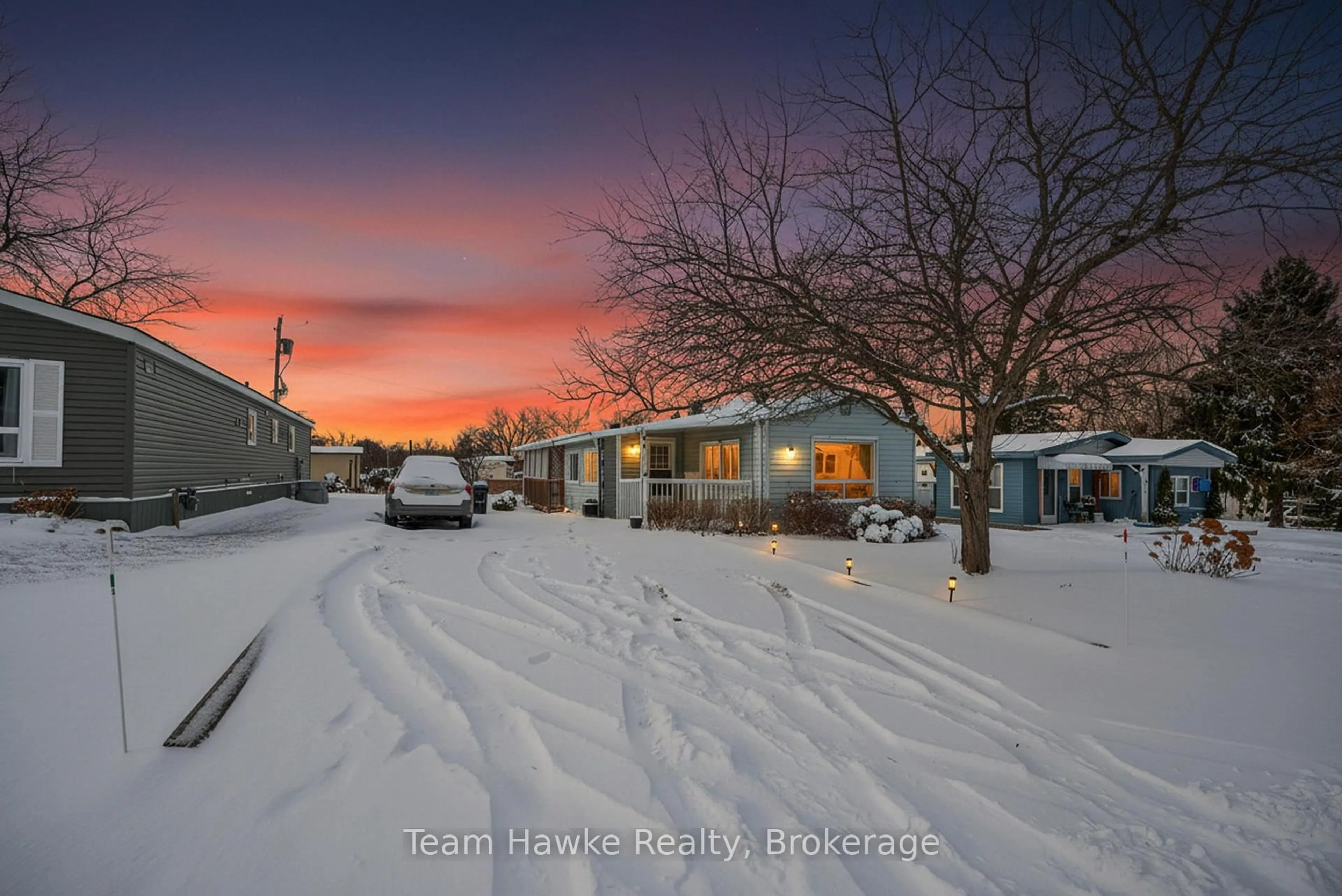 A pic from outside/outdoor area/front of a property/back of a property/a pic from drone, street for 44 Northland Rd, Midland Ontario L4R 0B9