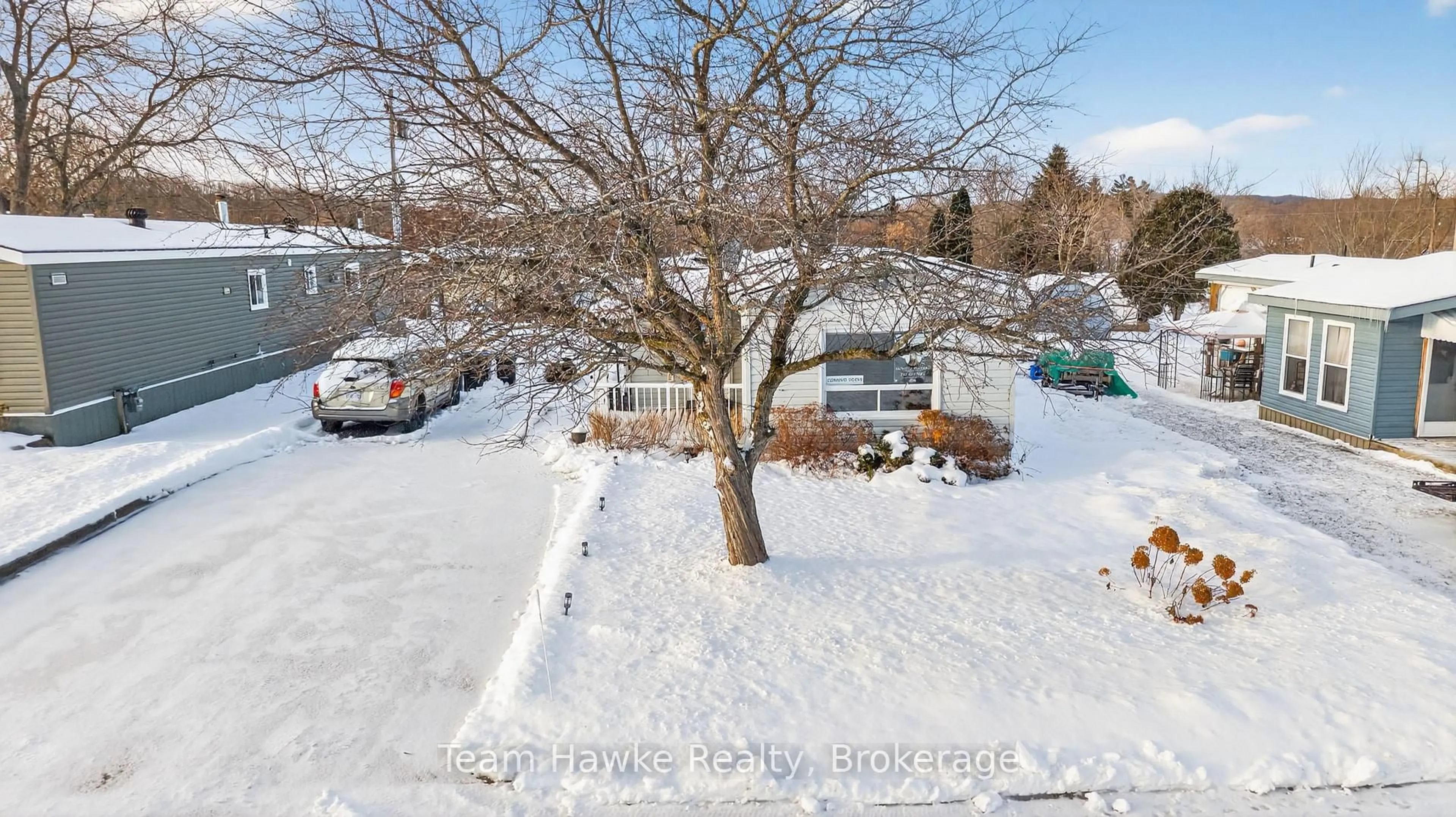 A pic from outside/outdoor area/front of a property/back of a property/a pic from drone, unknown for 44 Northland Rd, Midland Ontario L4R 0B9