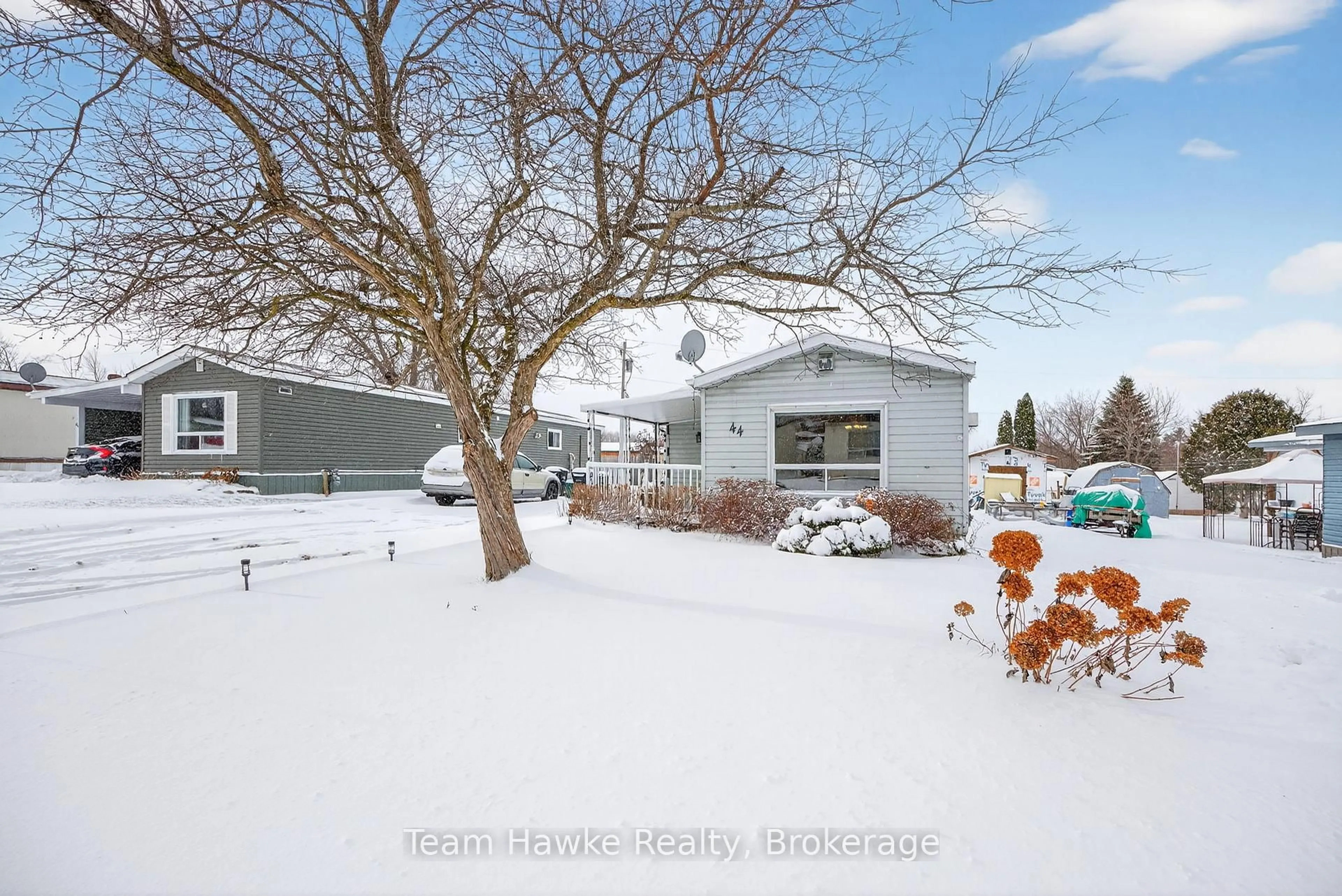 A pic from outside/outdoor area/front of a property/back of a property/a pic from drone, street for 44 Northland Rd, Midland Ontario L4R 0B9