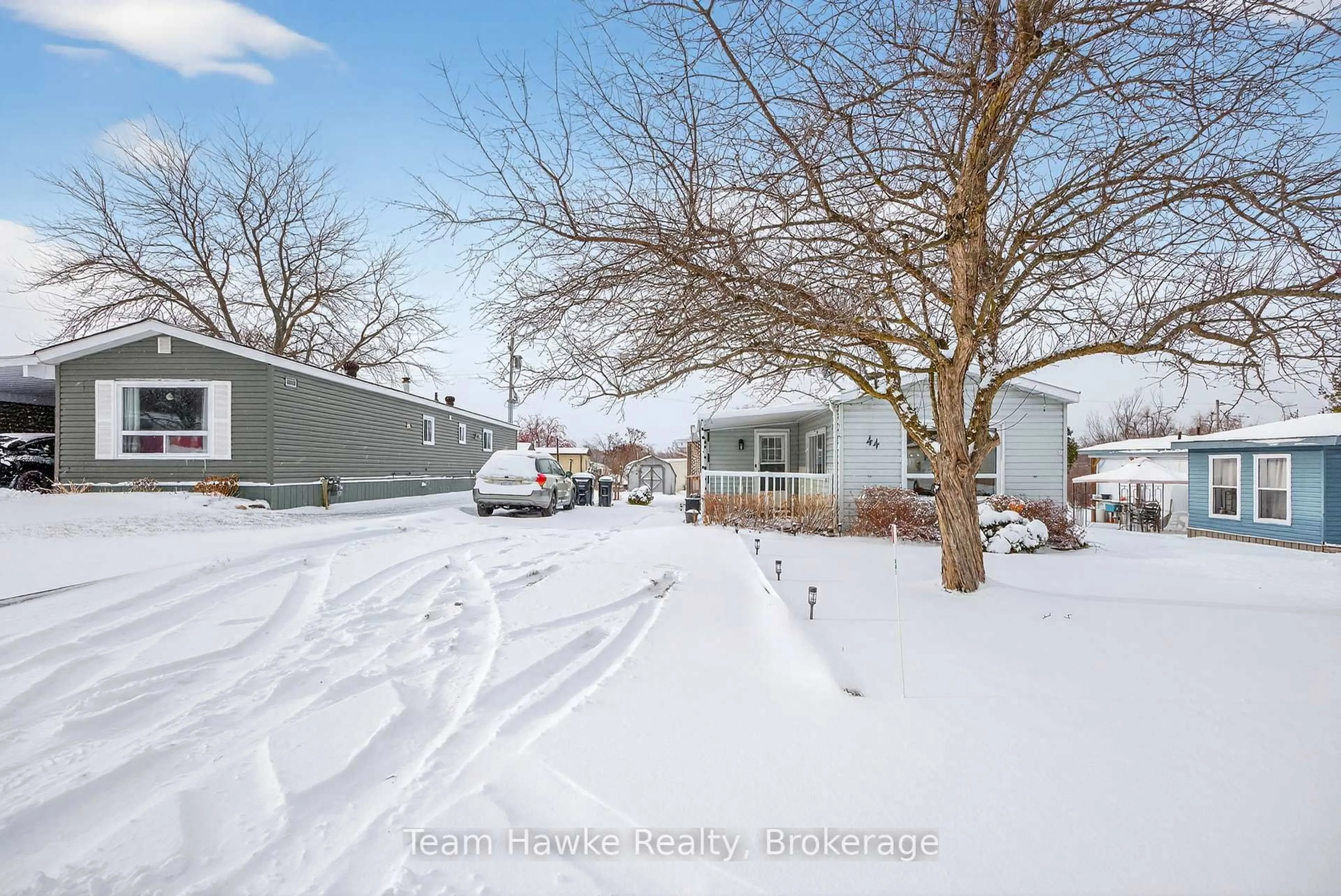 A pic from outside/outdoor area/front of a property/back of a property/a pic from drone, street for 44 Northland Rd, Midland Ontario L4R 0B9