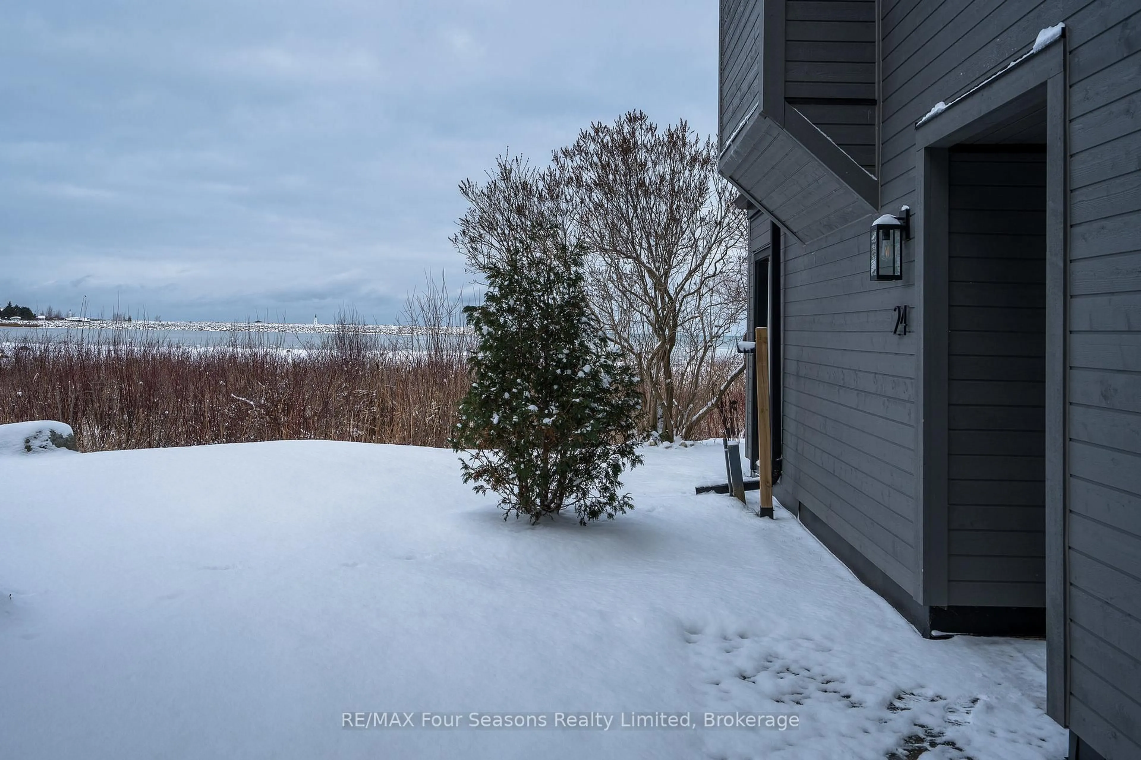 A pic from outside/outdoor area/front of a property/back of a property/a pic from drone, unknown for 44 Trott Blvd #24, Collingwood Ontario L9Y 5B7