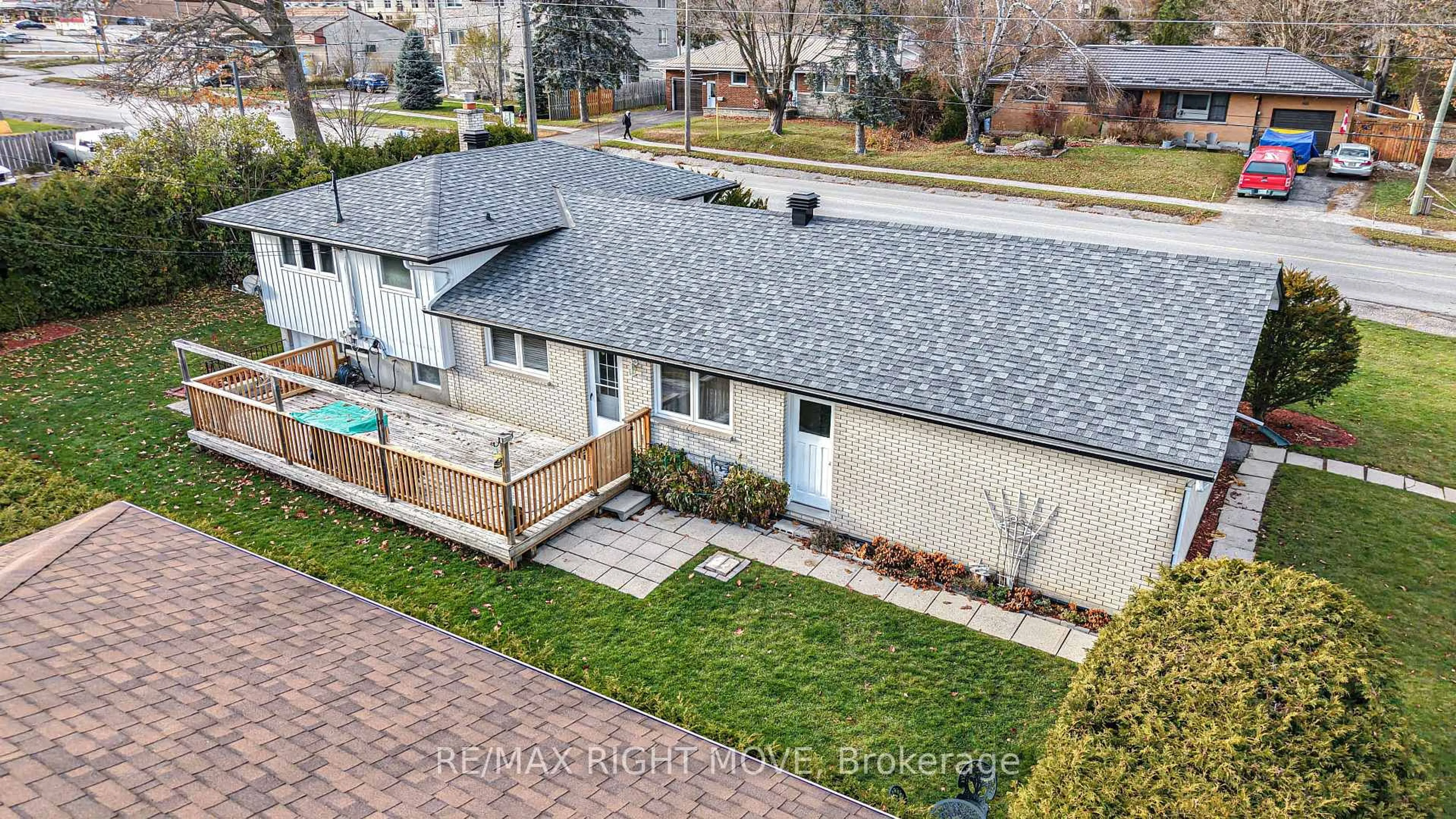 A pic from outside/outdoor area/front of a property/back of a property/a pic from drone, street for 437 Highland Ave, Orillia Ontario L3V 4E8