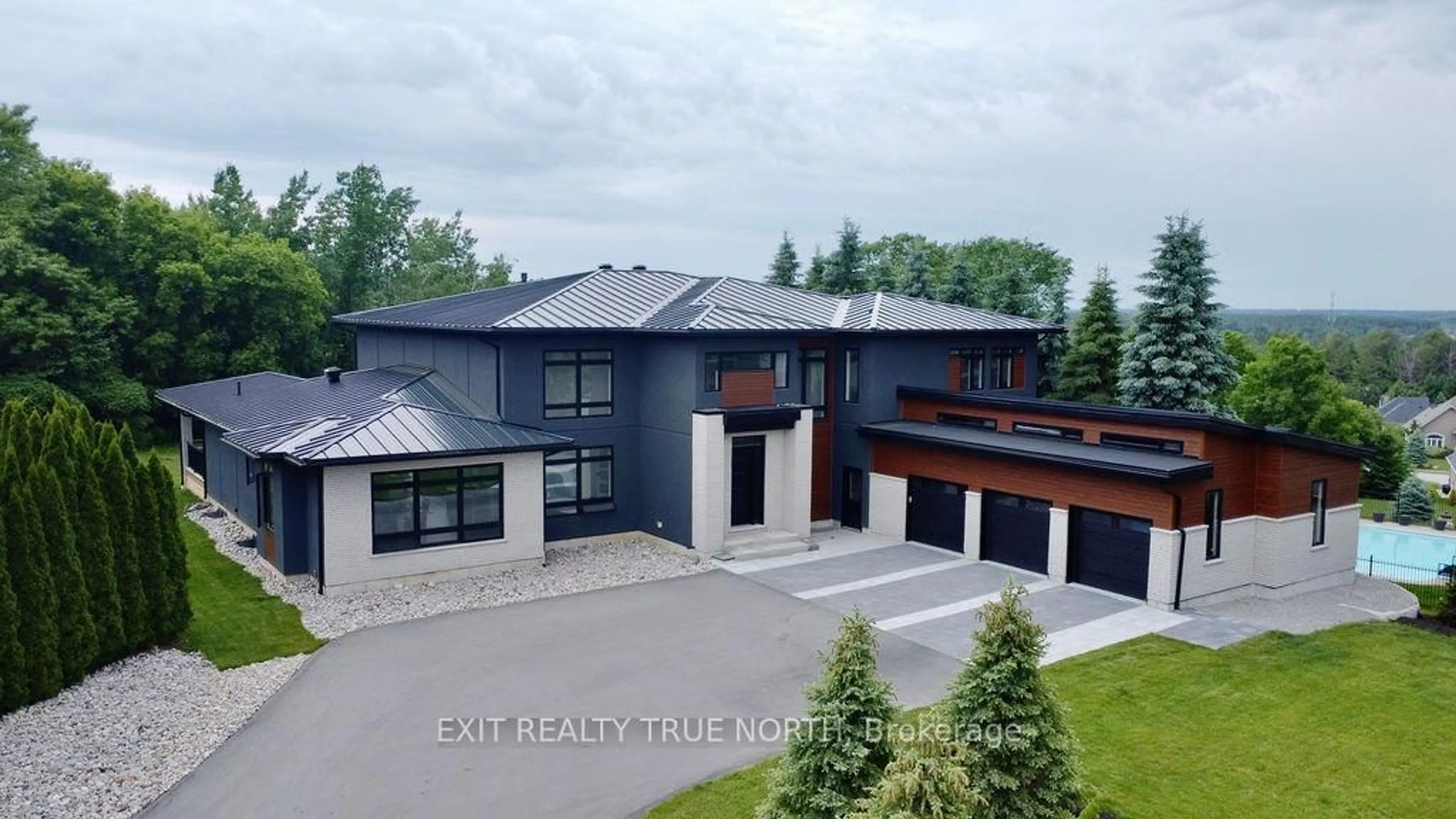 A pic from outside/outdoor area/front of a property/back of a property/a pic from drone, unknown for 57 Glenhuron Dr, Springwater Ontario L4M 6T4