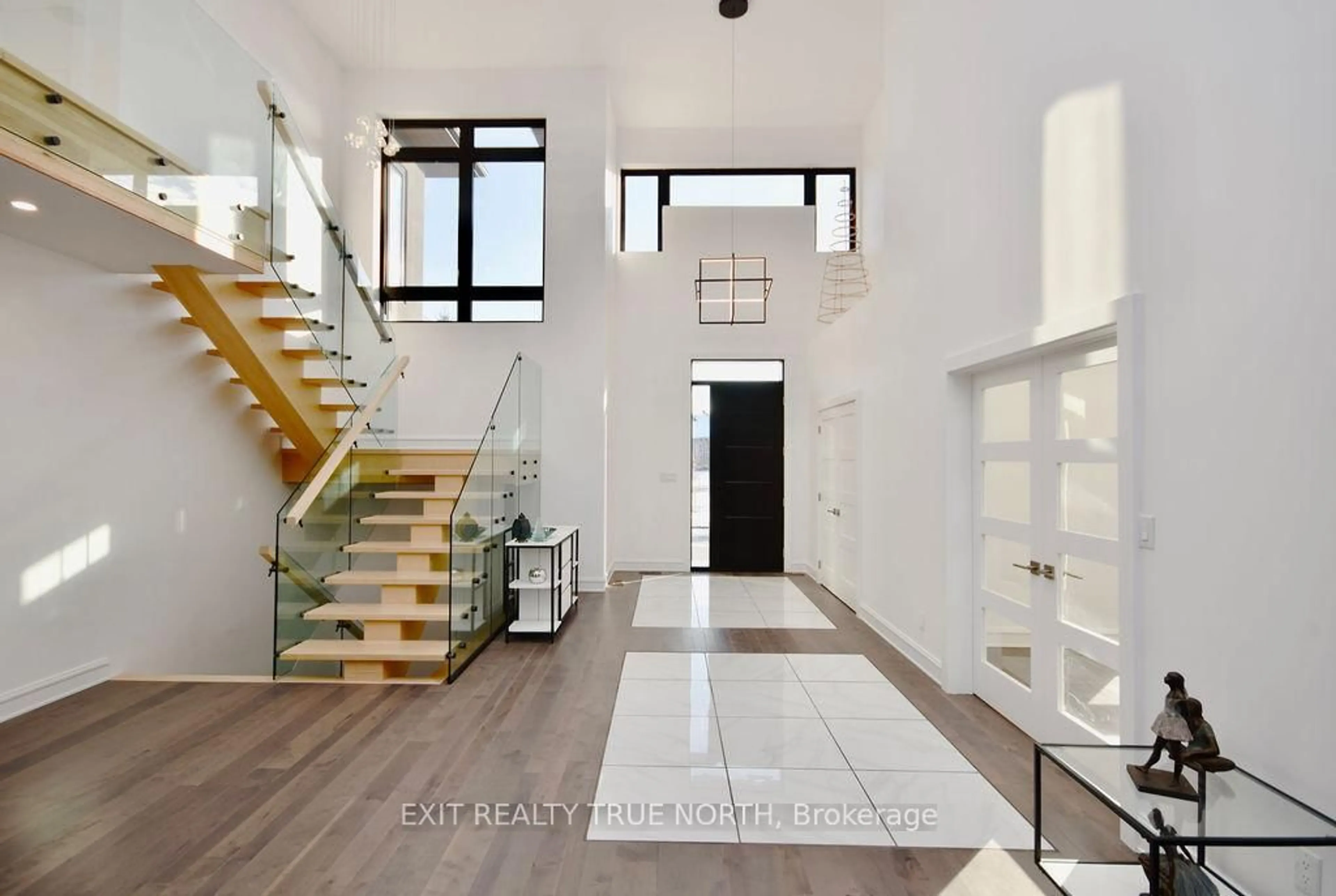 Indoor entryway for 57 Glenhuron Dr, Springwater Ontario L4M 6T4