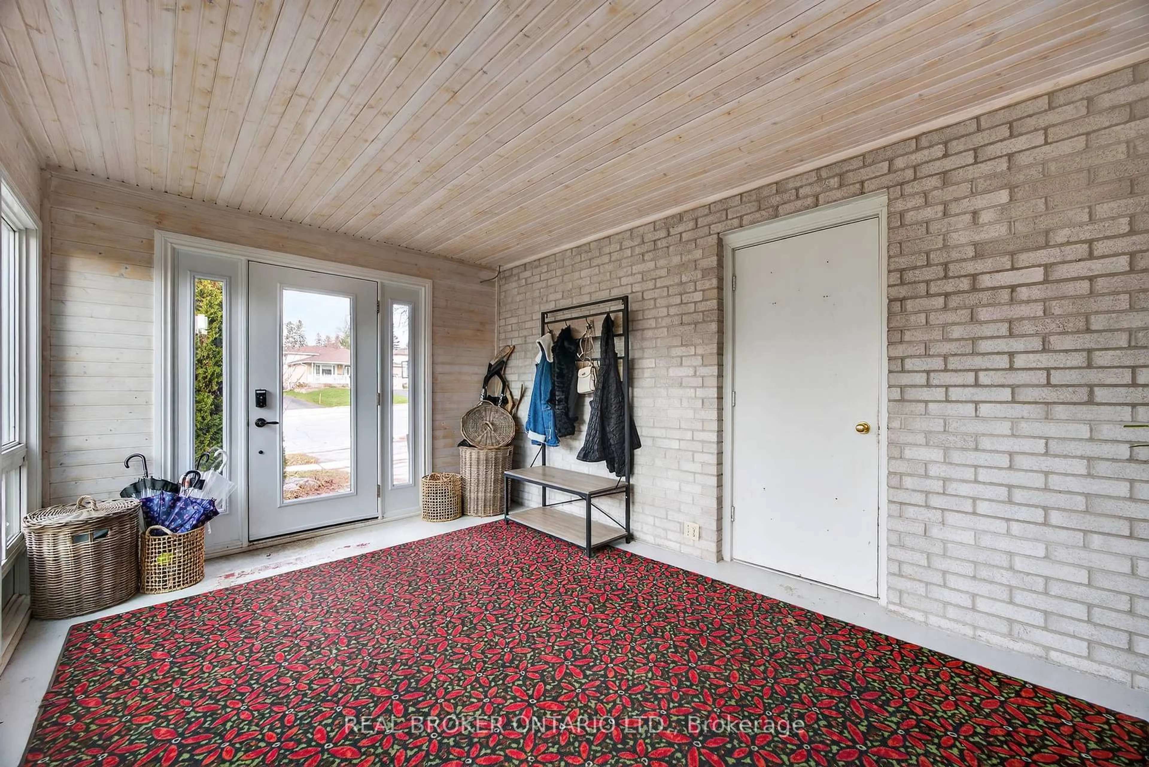 Indoor entryway for 7 Varden Cres, Barrie Ontario L4M 4N8