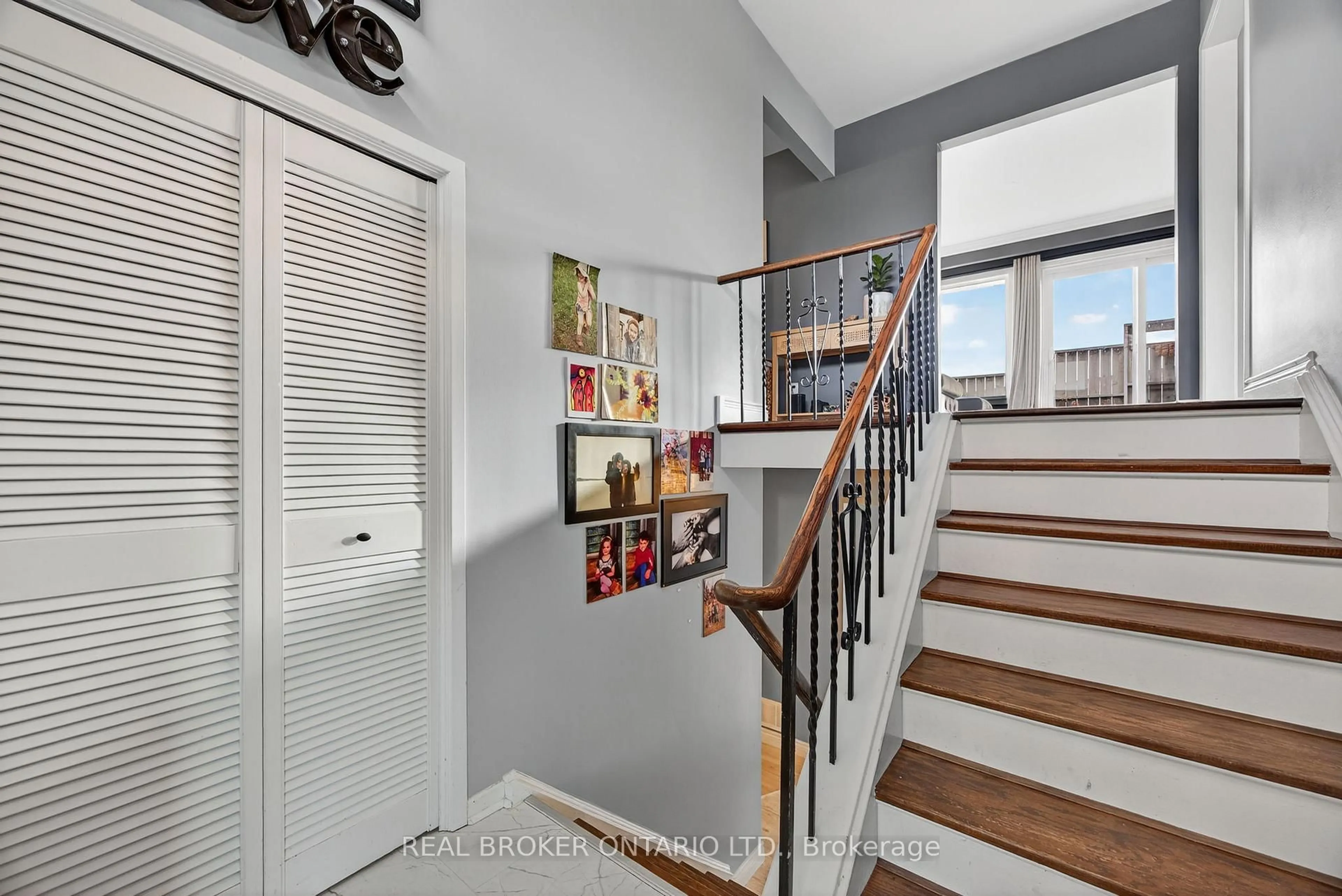 Indoor entryway for 7 Varden Cres, Barrie Ontario L4M 4N8