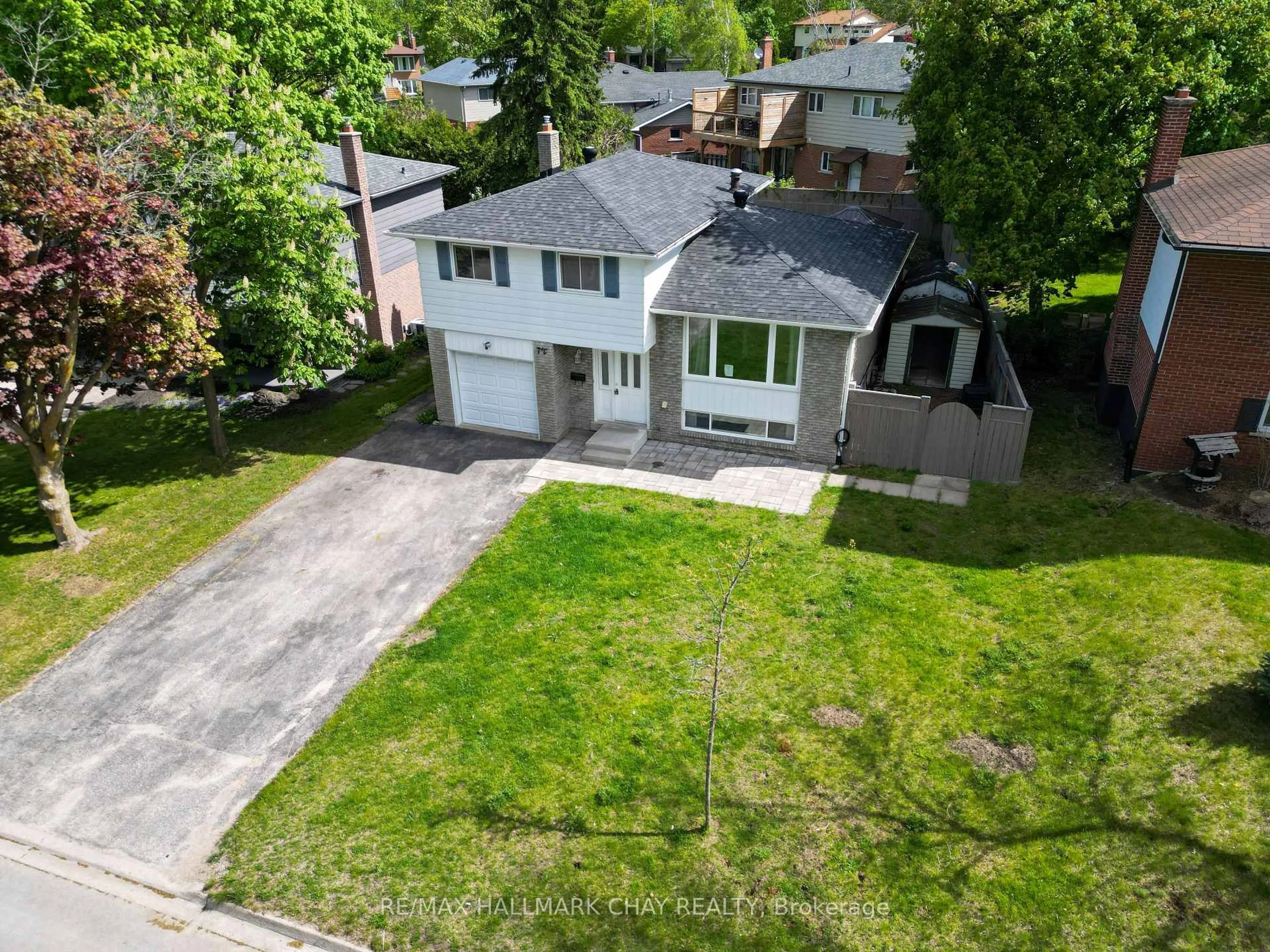 A pic from outside/outdoor area/front of a property/back of a property/a pic from drone, street for 72 Jane Cres, Barrie Ontario L4N 3T8