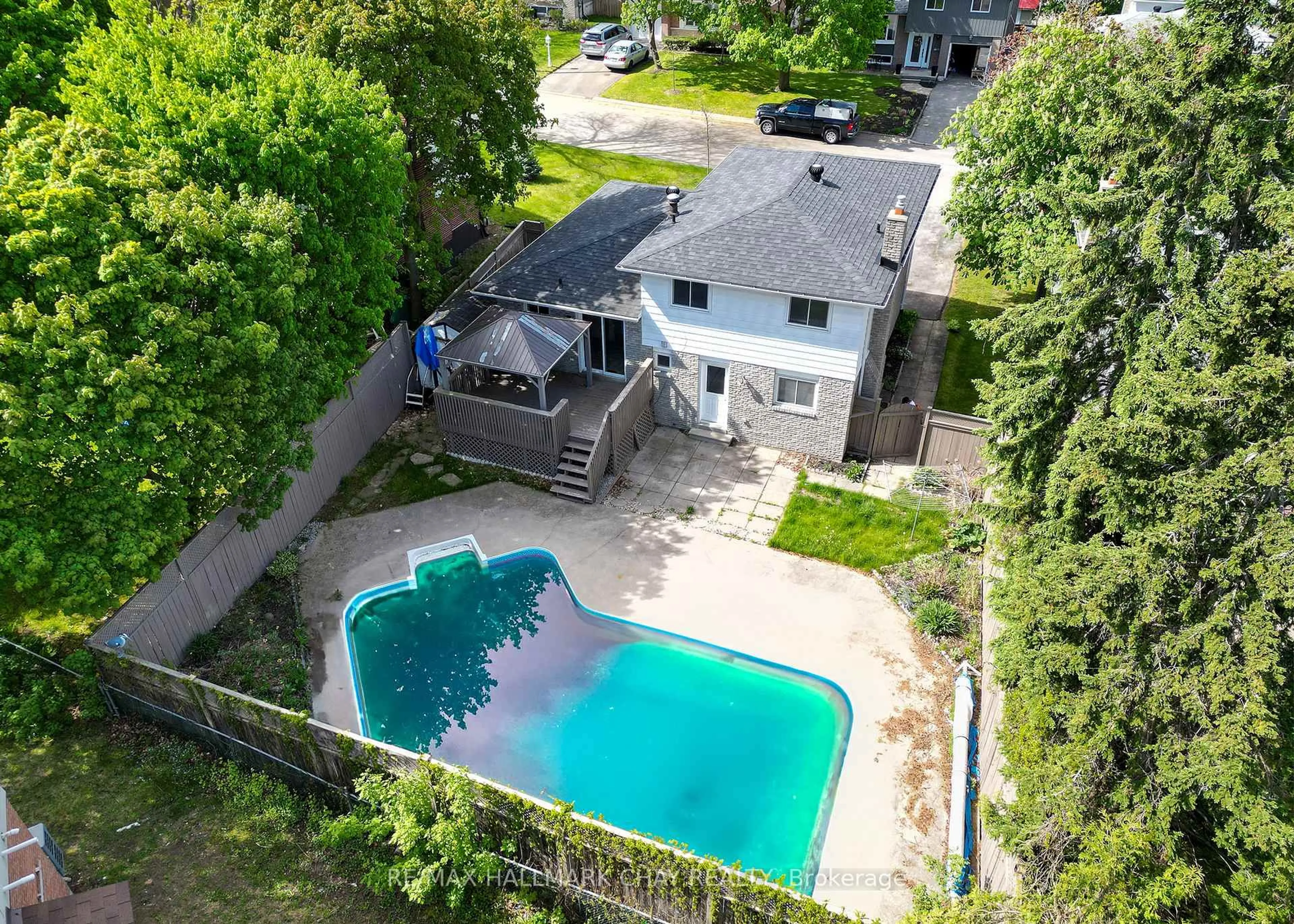A pic from outside/outdoor area/front of a property/back of a property/a pic from drone, water/lake/river/ocean view for 72 Jane Cres, Barrie Ontario L4N 3T8