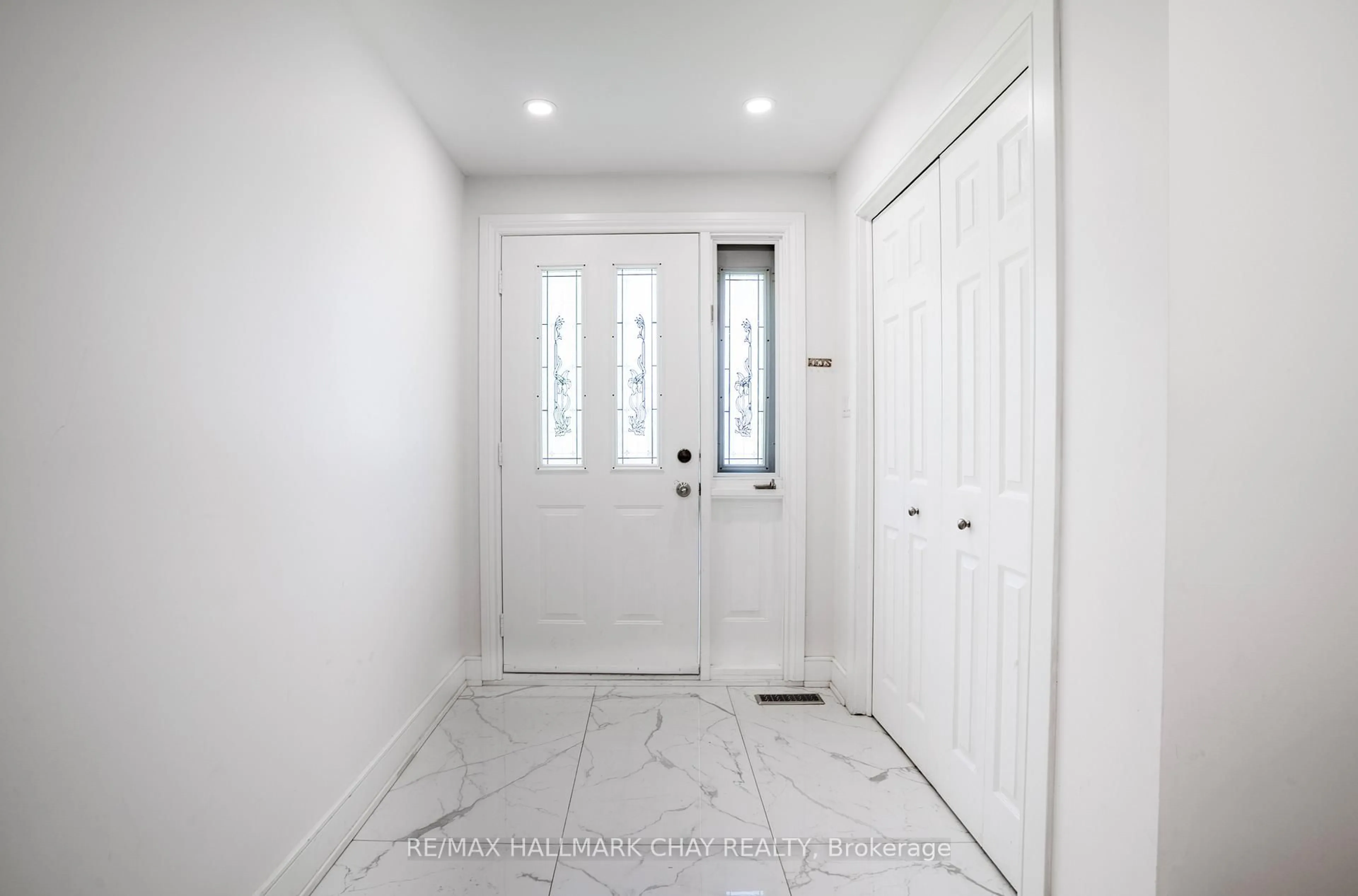 Indoor entryway for 72 Jane Cres, Barrie Ontario L4N 3T8