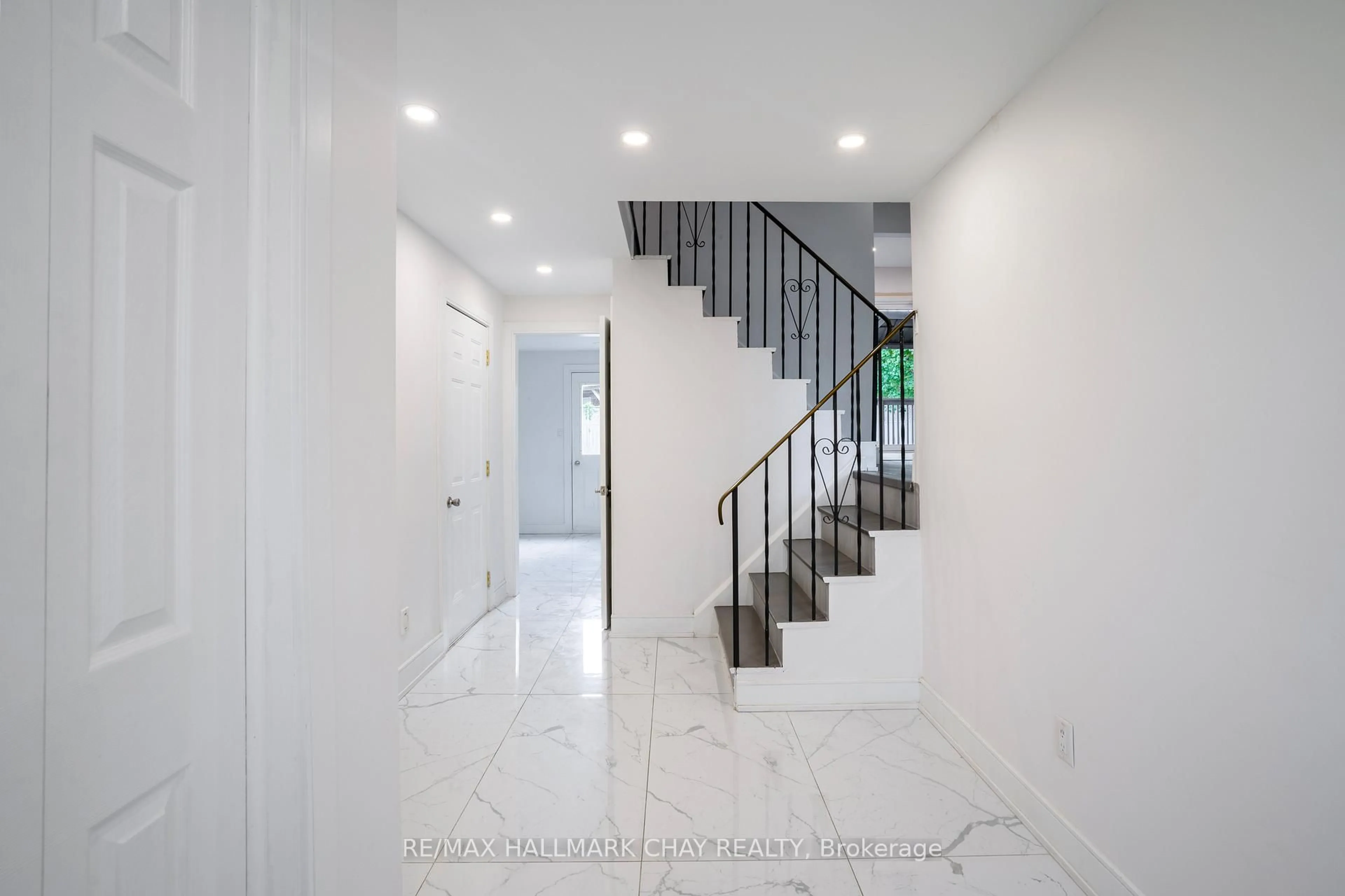 Unknown for 72 Jane Cres, Barrie Ontario L4N 3T8