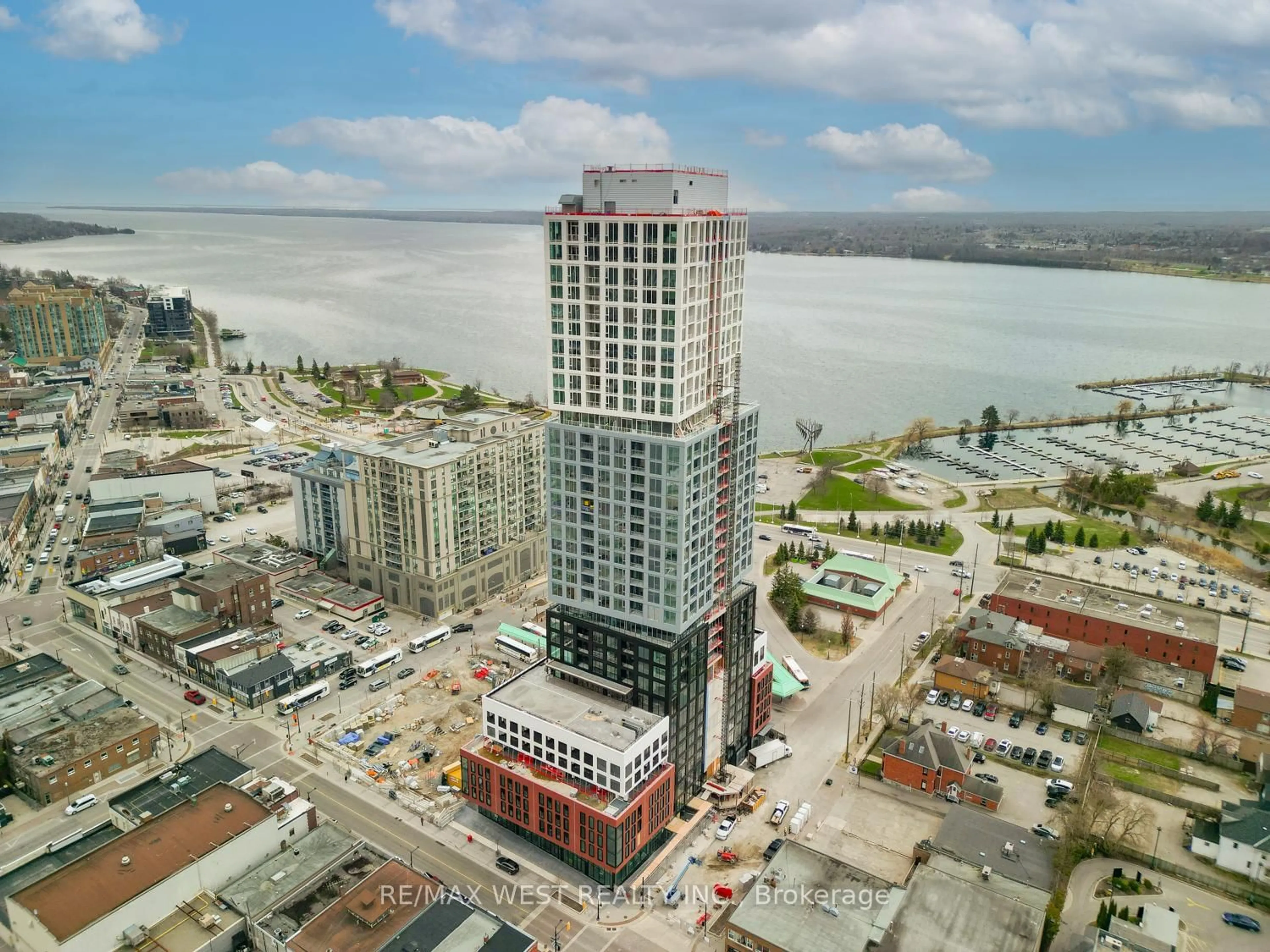 A pic from outside/outdoor area/front of a property/back of a property/a pic from drone, unknown for 39 Mary St #1210, Barrie Ontario L4N 1S9