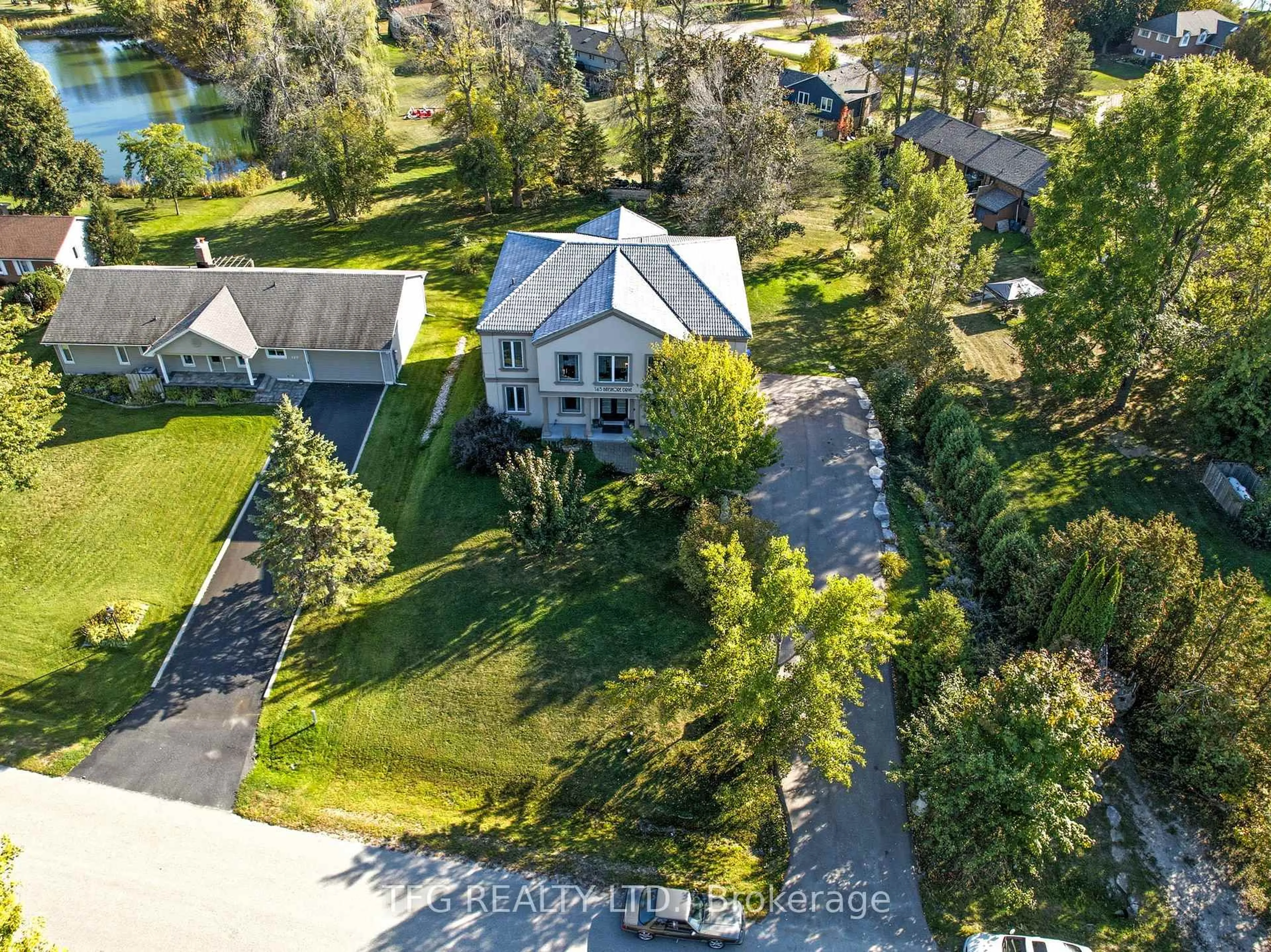 A pic from outside/outdoor area/front of a property/back of a property/a pic from drone, street for 165 Bayshore Dr, Ramara Ontario L0K 1B0