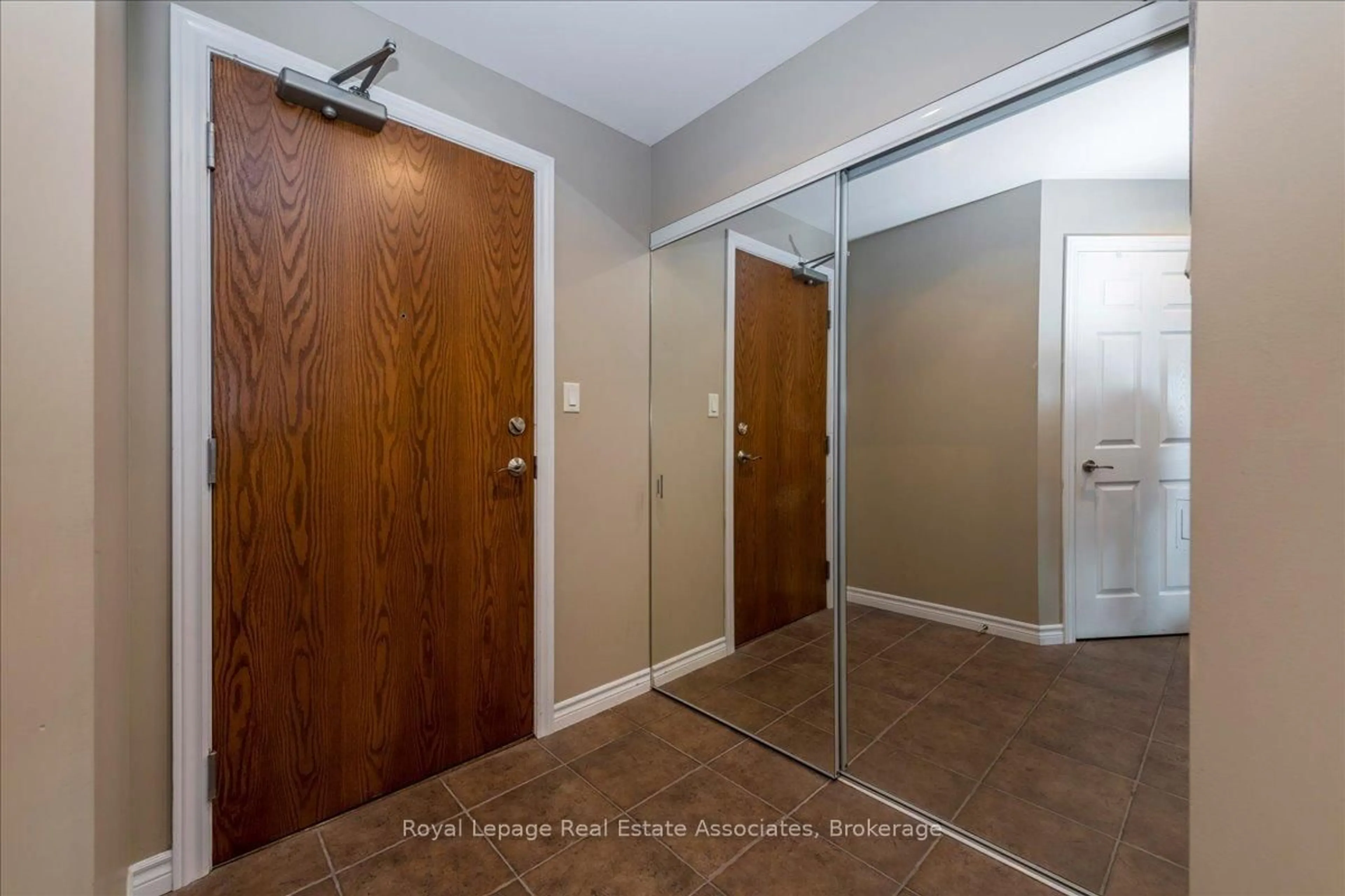 Indoor entryway for 37 Ellen St #811, Barrie Ontario L4N 6G2