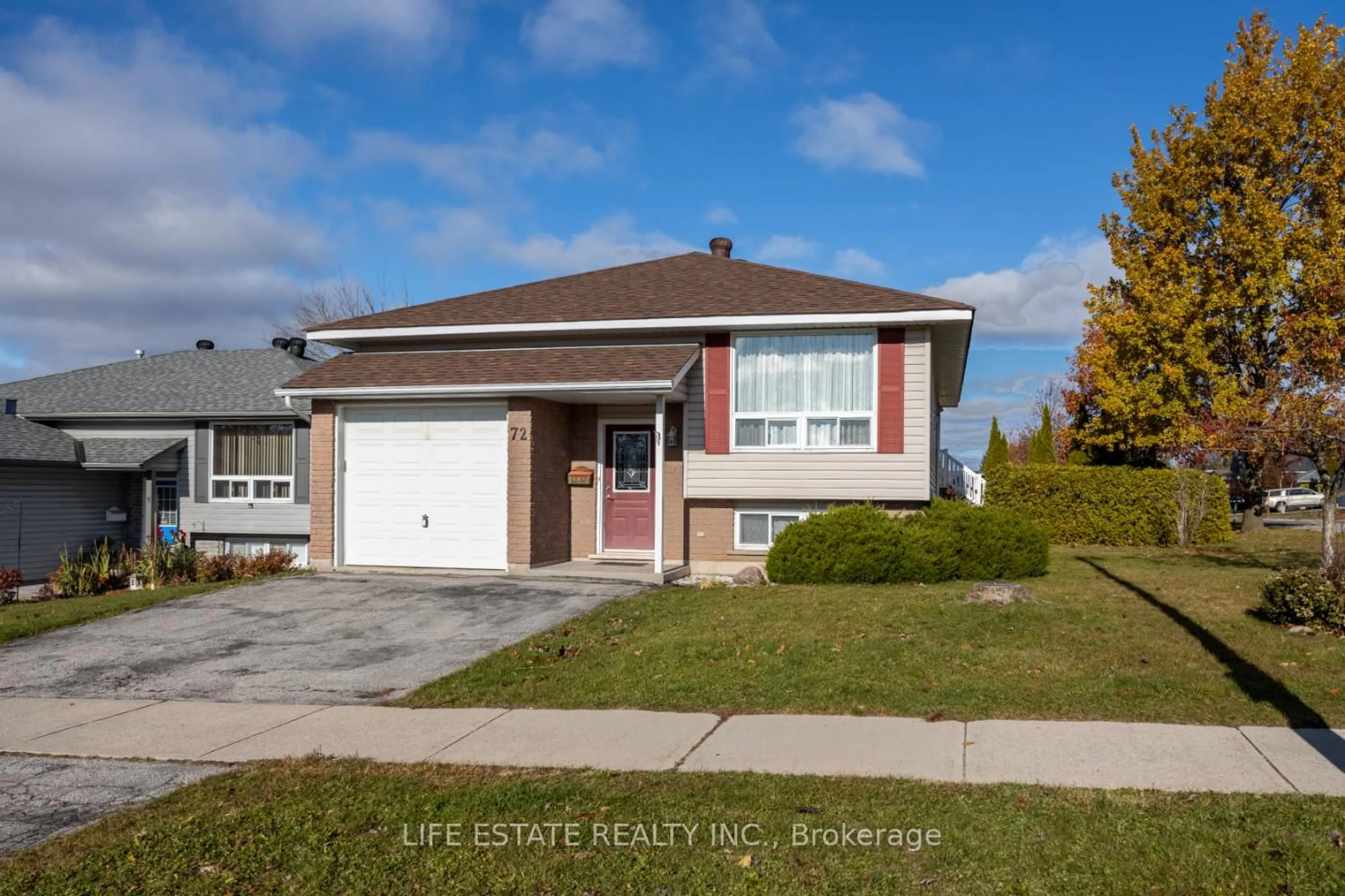 Home with vinyl exterior material, street for 72 Calverley St, Orillia Ontario L3V 8B1