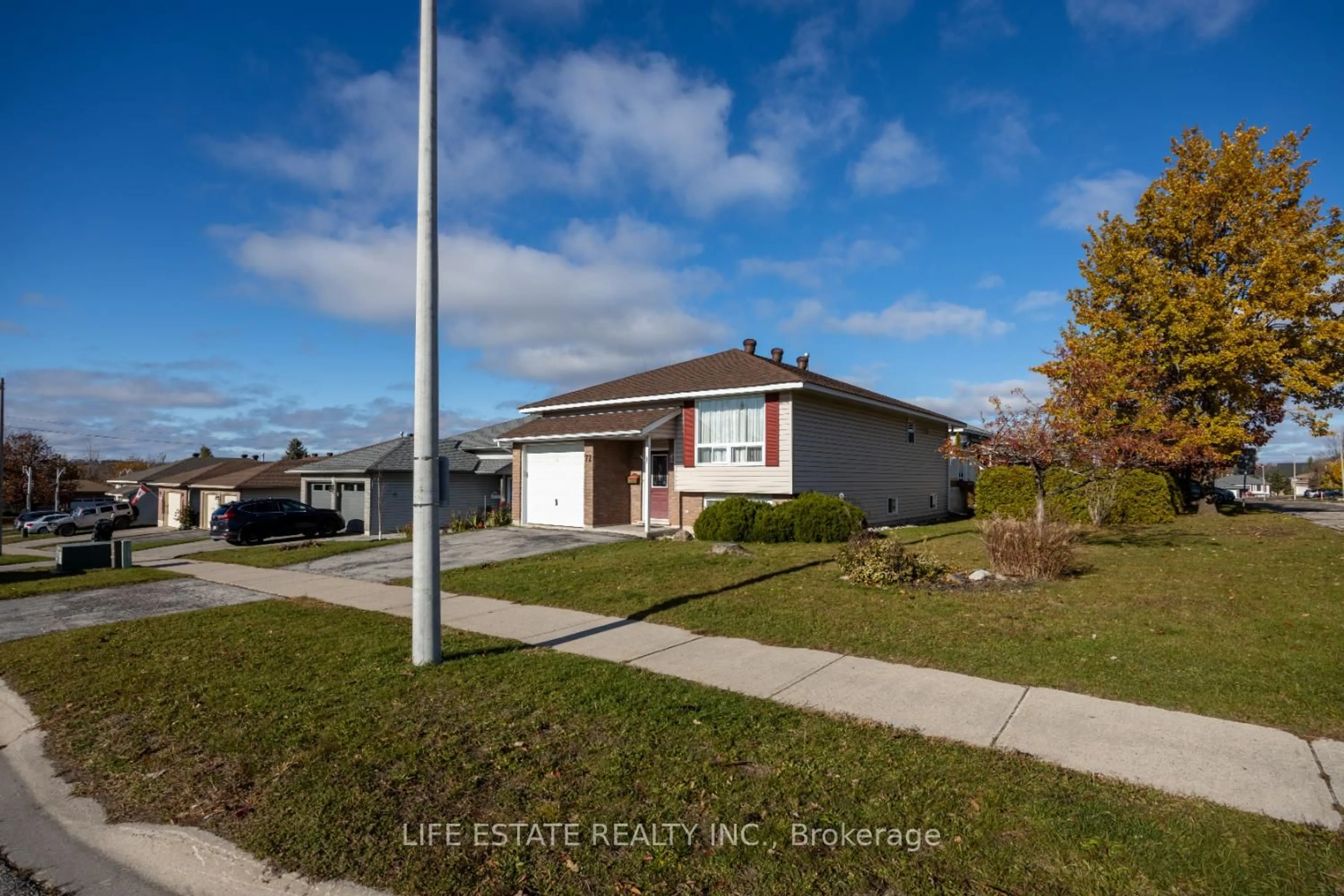 A pic from outside/outdoor area/front of a property/back of a property/a pic from drone, street for 72 Calverley St, Orillia Ontario L3V 8B1