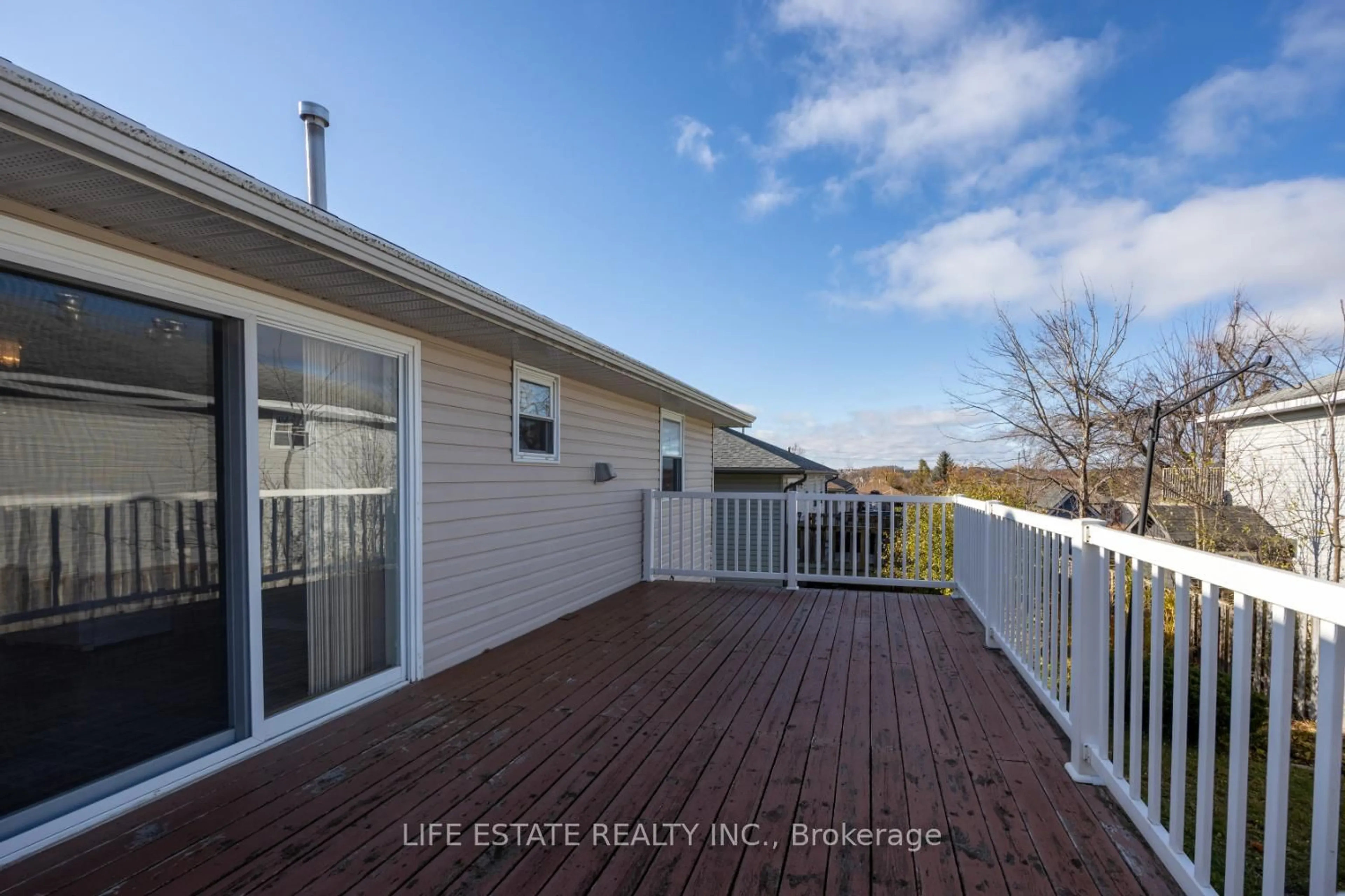 Home with vinyl exterior material, water/lake/river/ocean view for 72 Calverley St, Orillia Ontario L3V 8B1