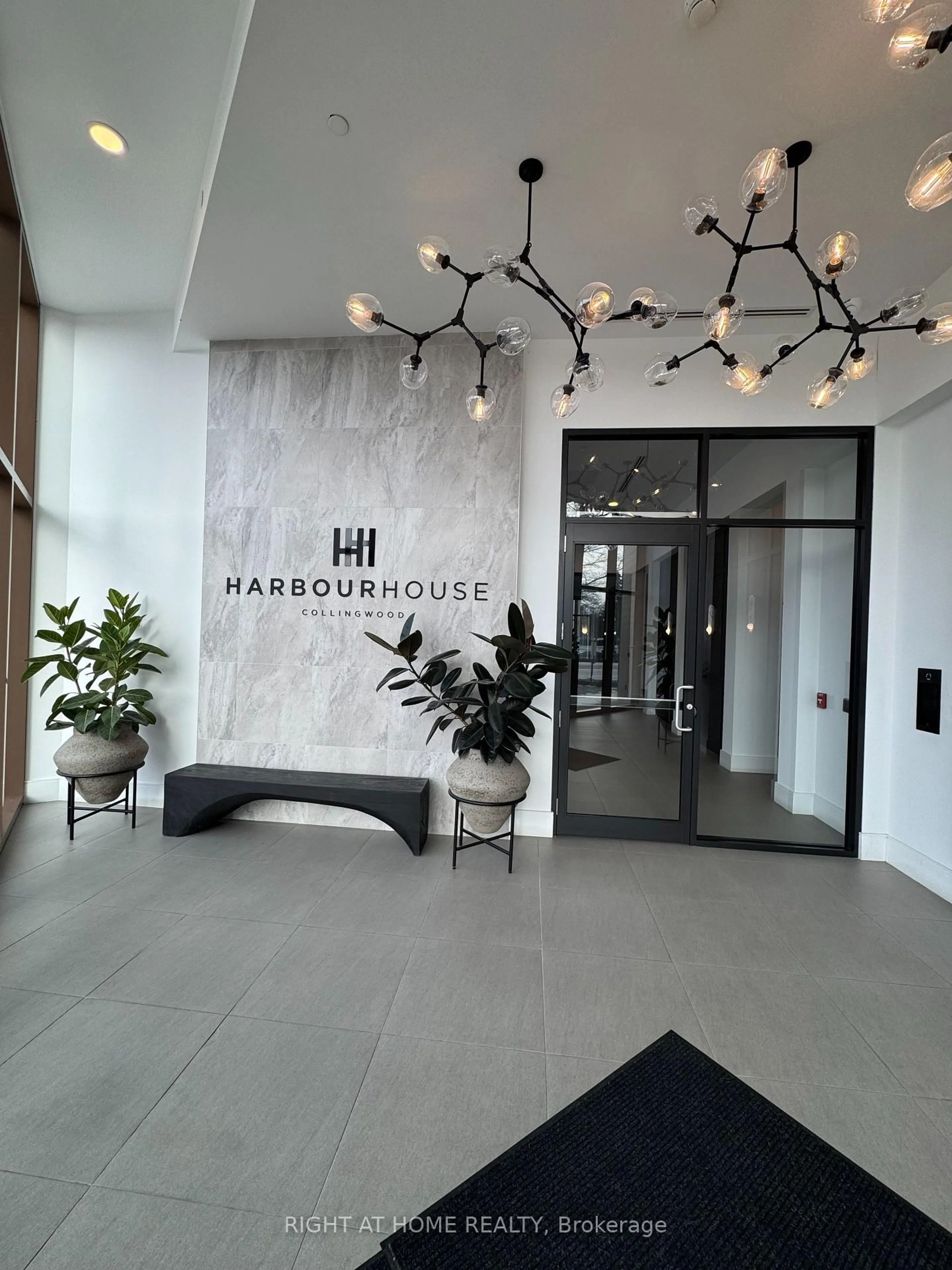 Indoor foyer for 31 Huron St #314, Collingwood Ontario L9Y 0E8