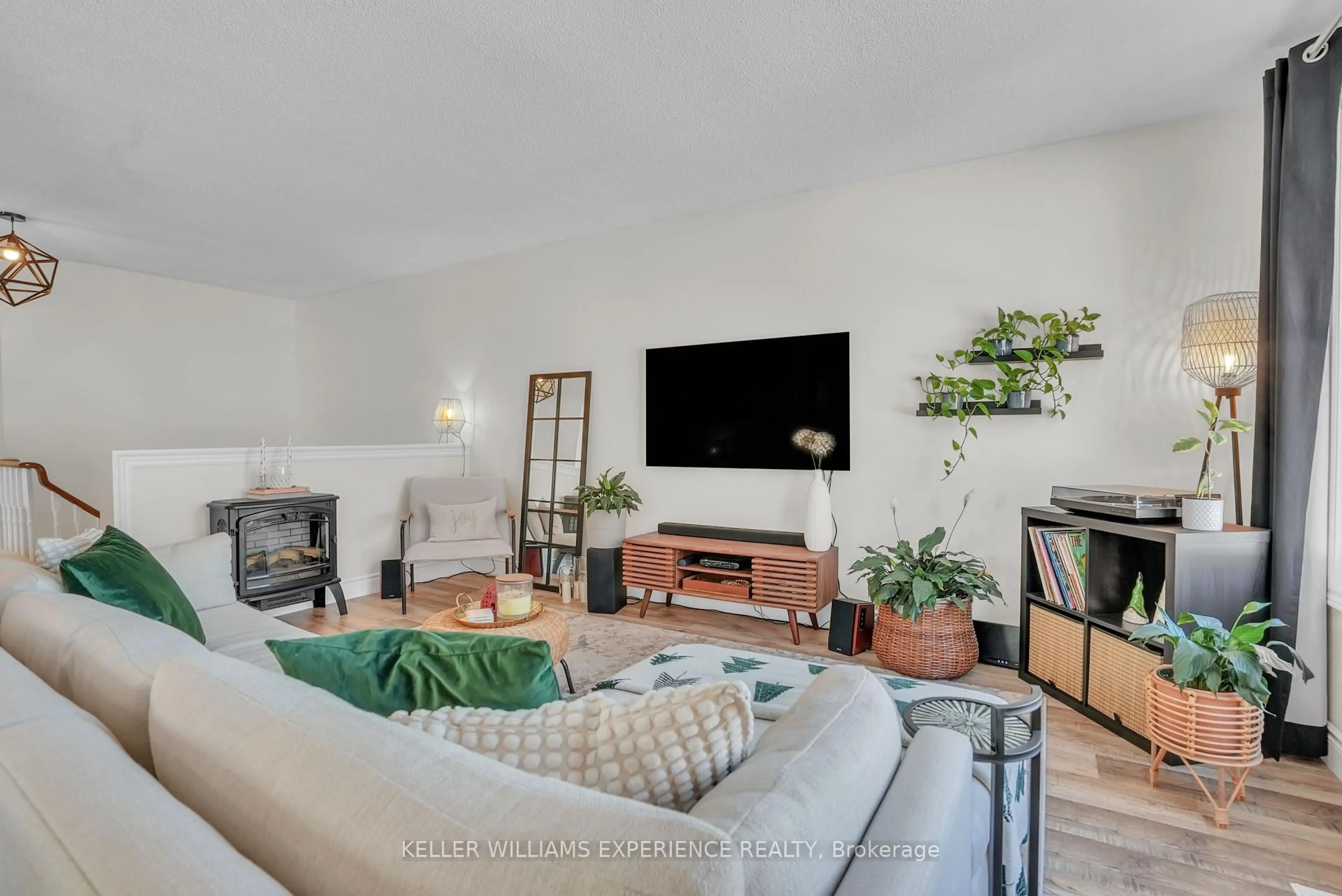 Living room with furniture, unknown for 43 Knicely Rd, Barrie Ontario L4N 6V3