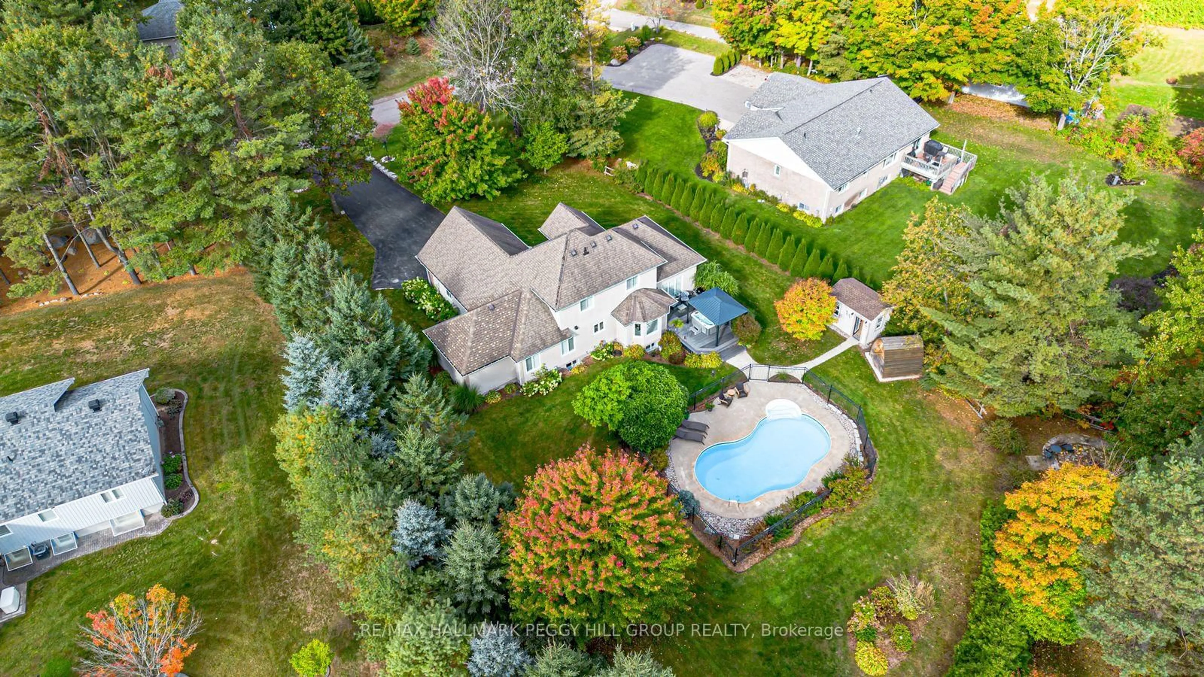 A pic from outside/outdoor area/front of a property/back of a property/a pic from drone, street for 127 Goldfinch Cres, Tiny Ontario L0L 2J0