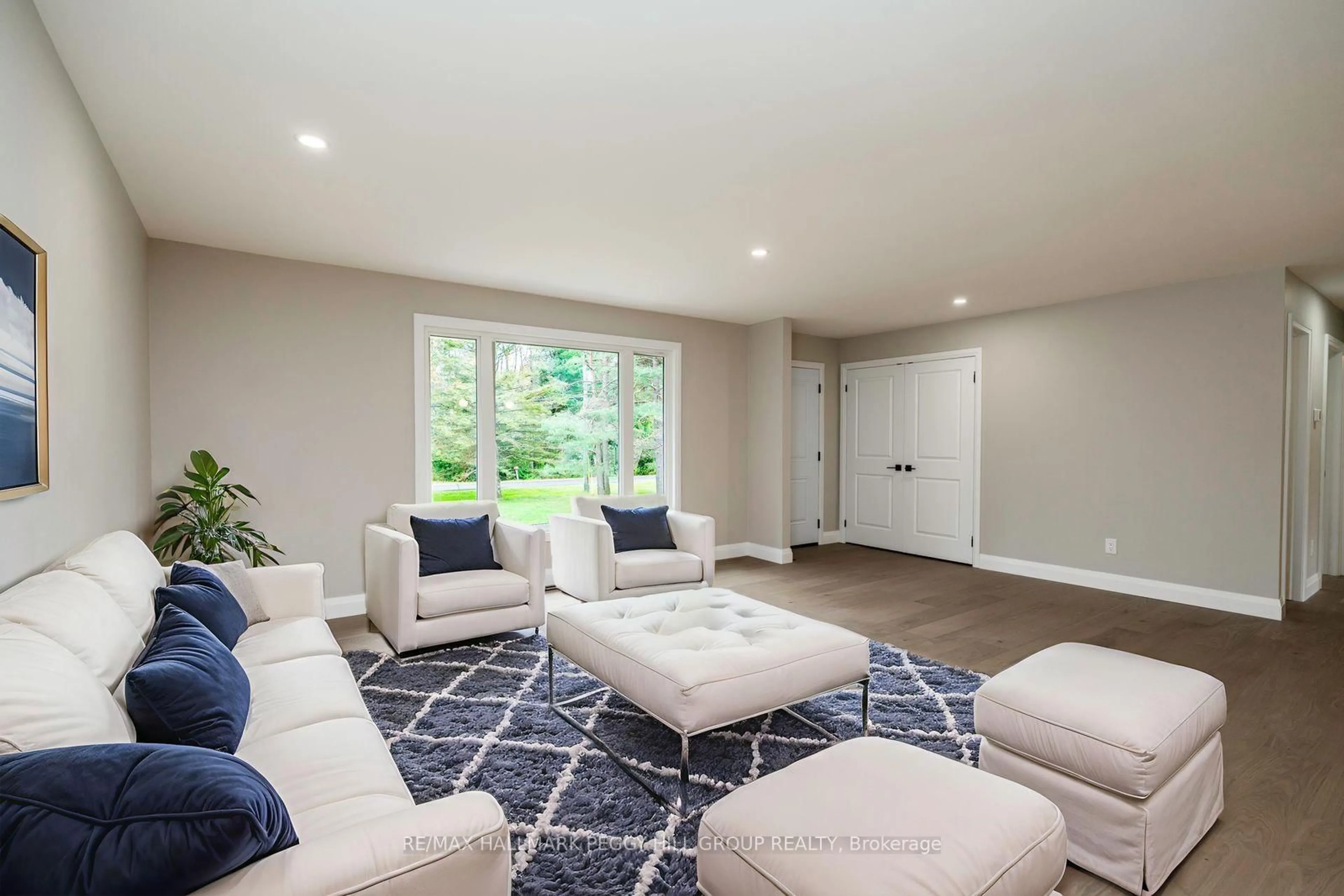 Living room with furniture, unknown for 16 Hillview Cres, Springwater Ontario L9X 1N4