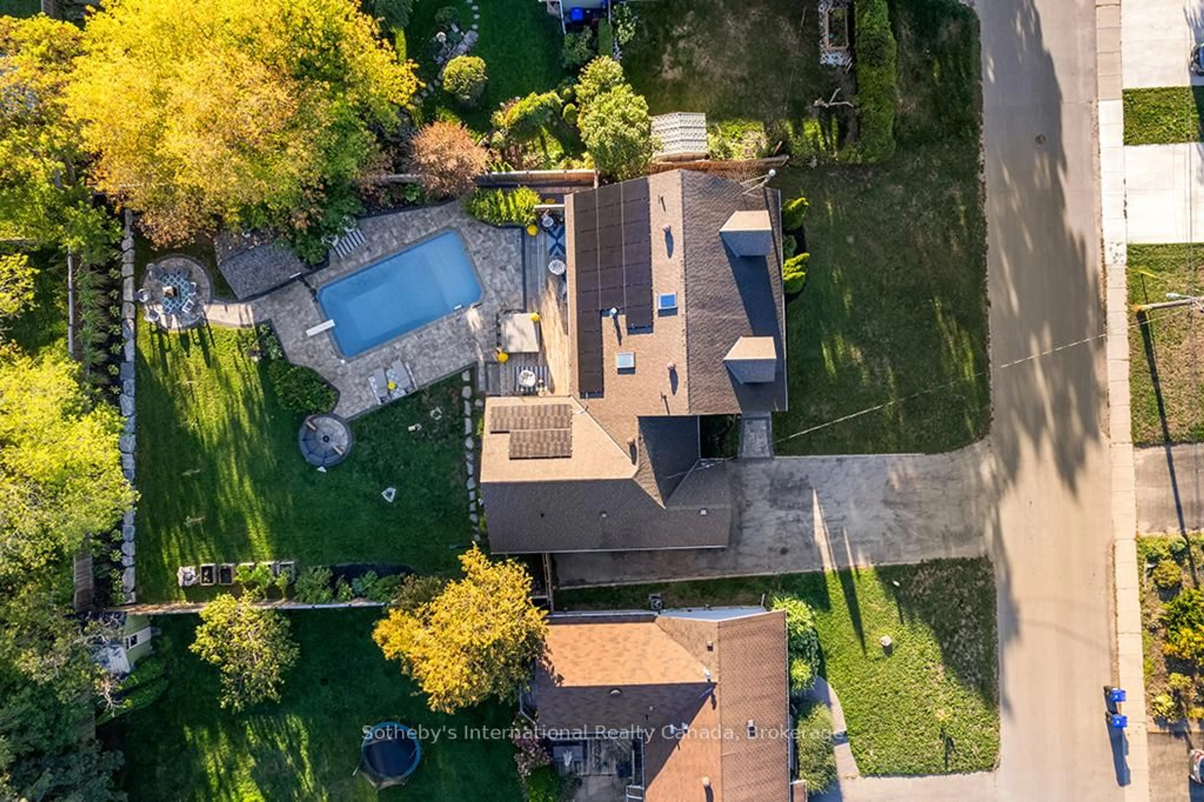A pic from outside/outdoor area/front of a property/back of a property/a pic from drone, street for 196 Ninth St, Collingwood Ontario L9Y 2G5