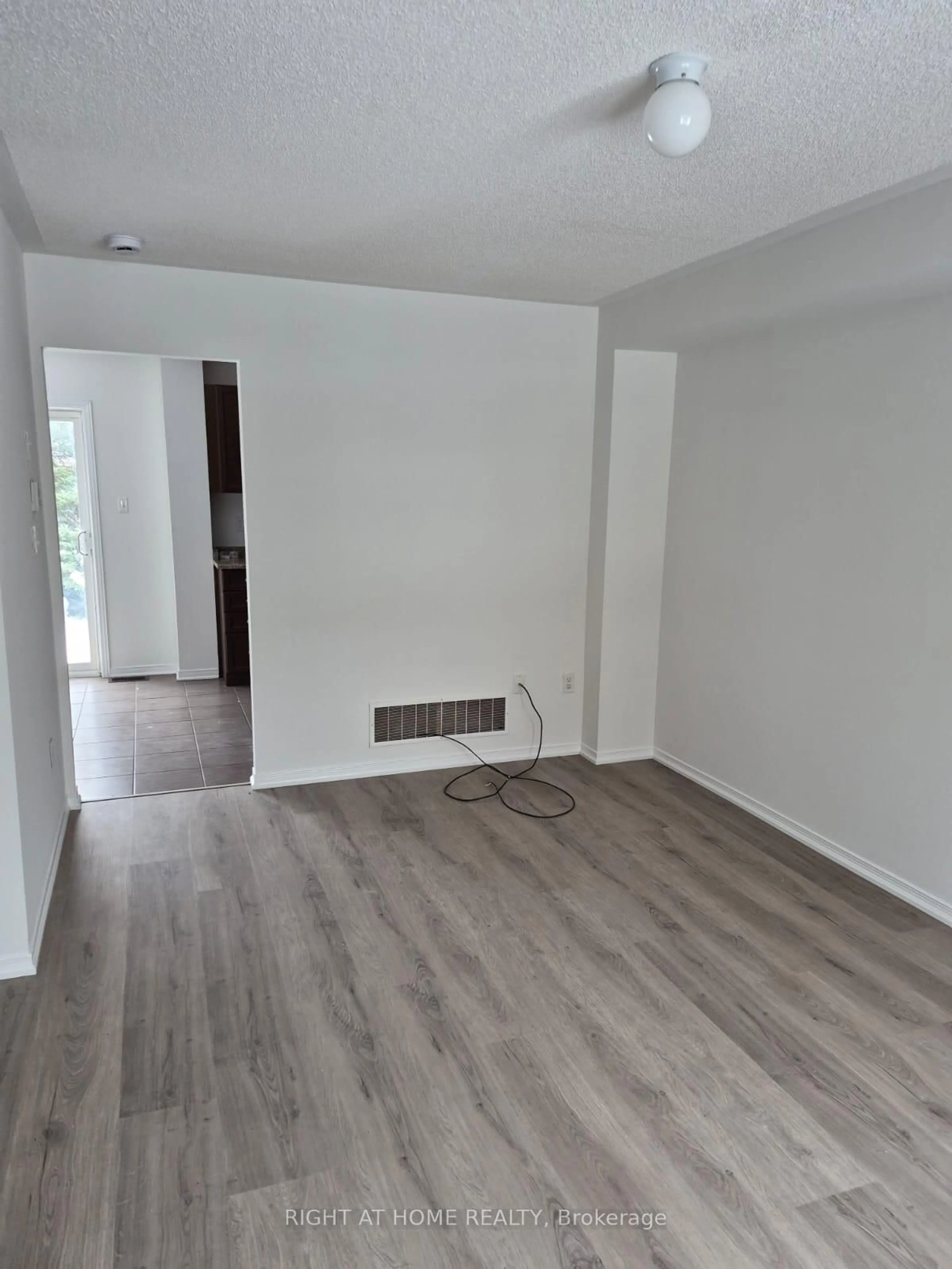 A pic of a room for 3 PEARTREE Crt, Barrie Ontario L4N 6N7
