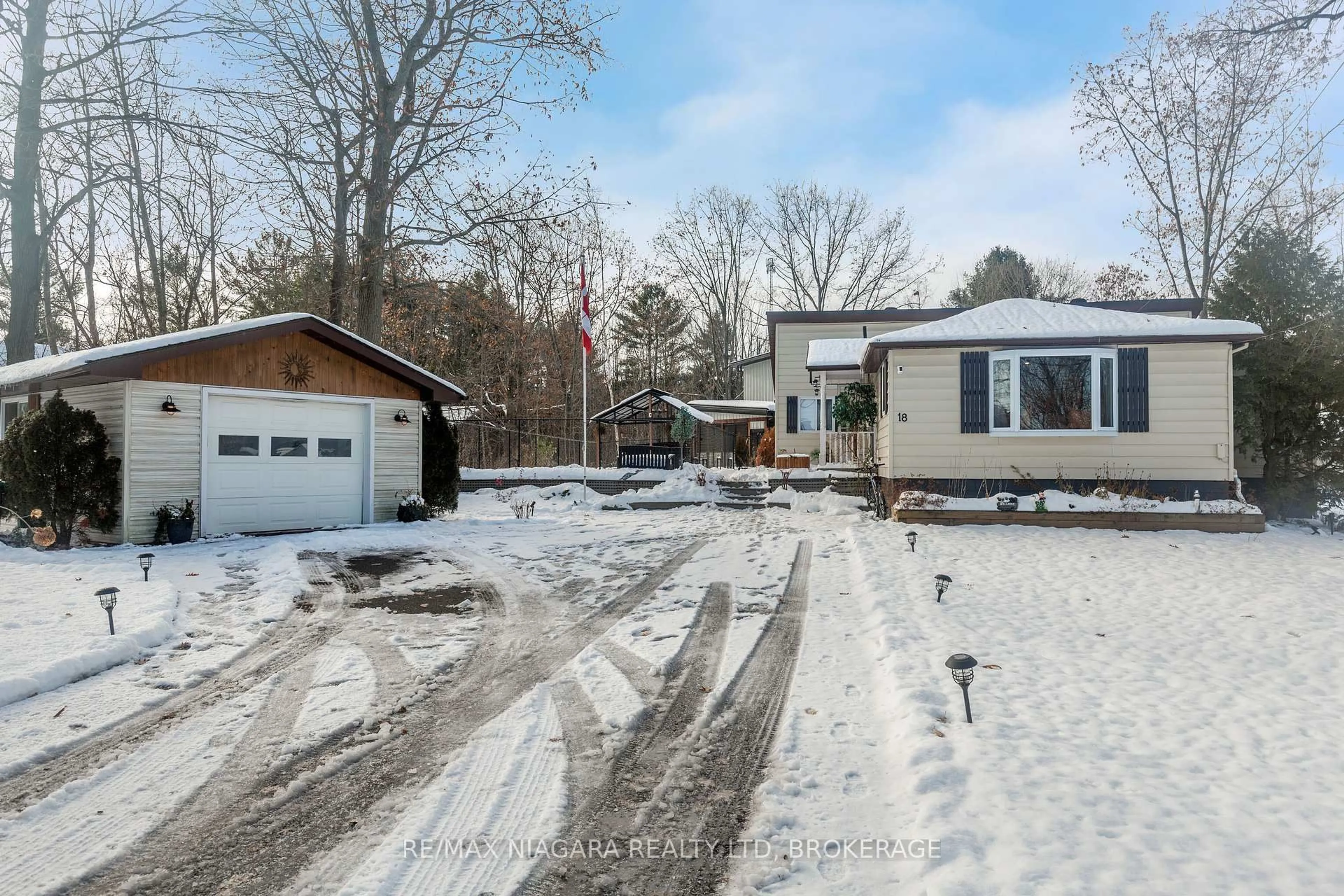 A pic from outside/outdoor area/front of a property/back of a property/a pic from drone, street for 18 Sallows Dr, Tay Ontario L0K 2A0