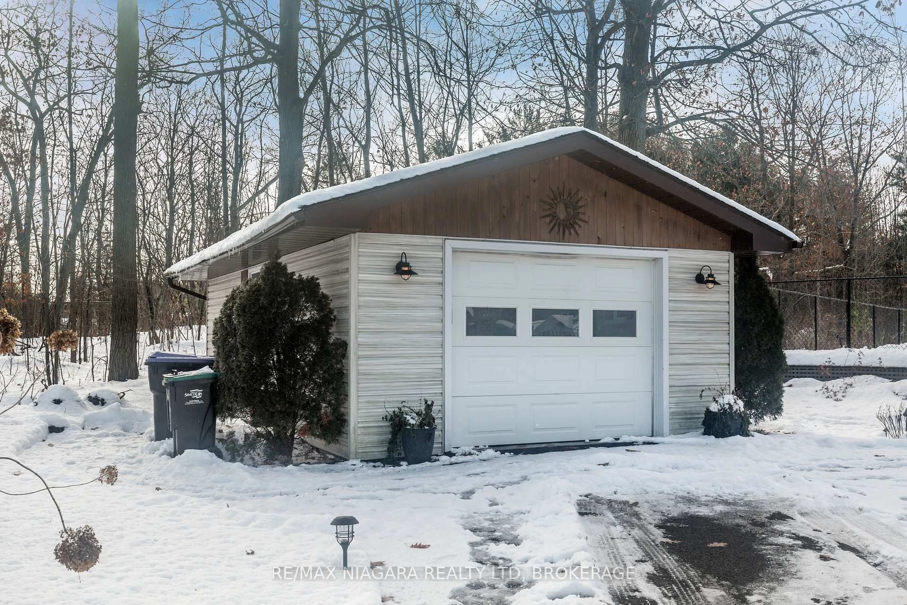 Indoor garage for 18 Sallows Dr, Tay Ontario L0K 2A0