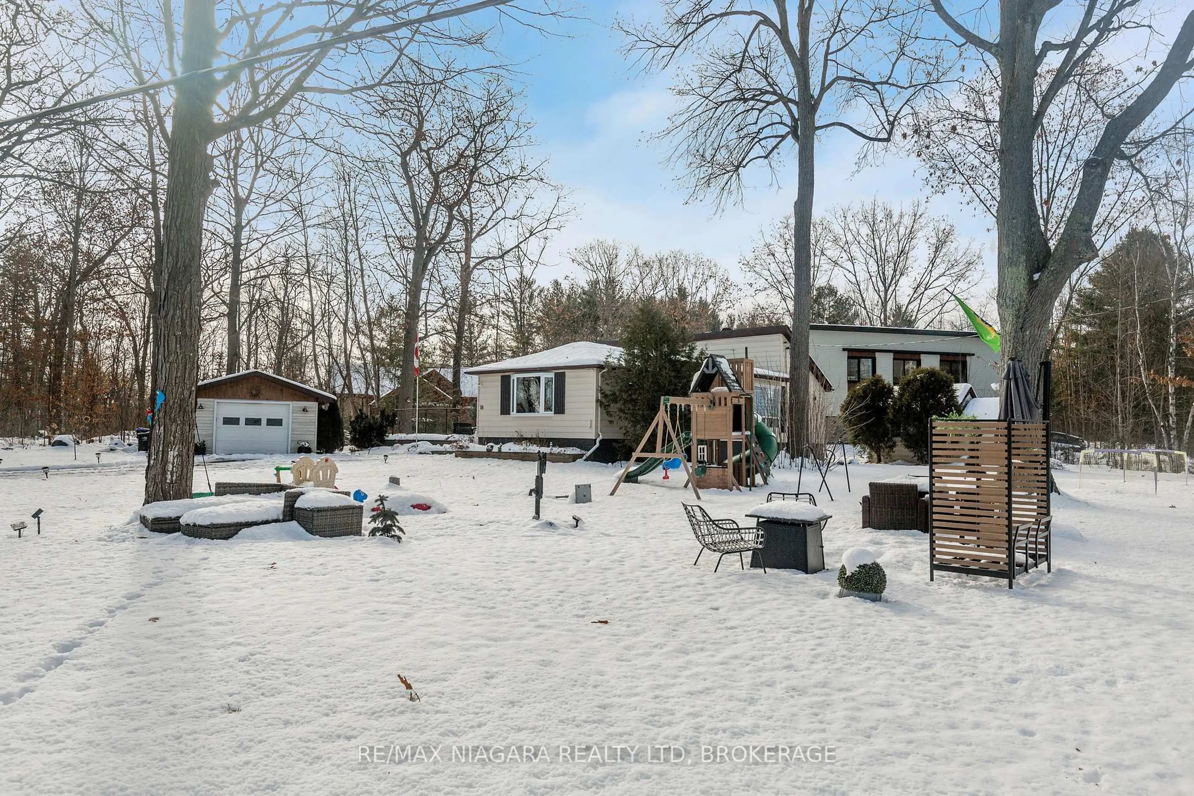 A pic from outside/outdoor area/front of a property/back of a property/a pic from drone, street for 18 Sallows Dr, Tay Ontario L0K 2A0