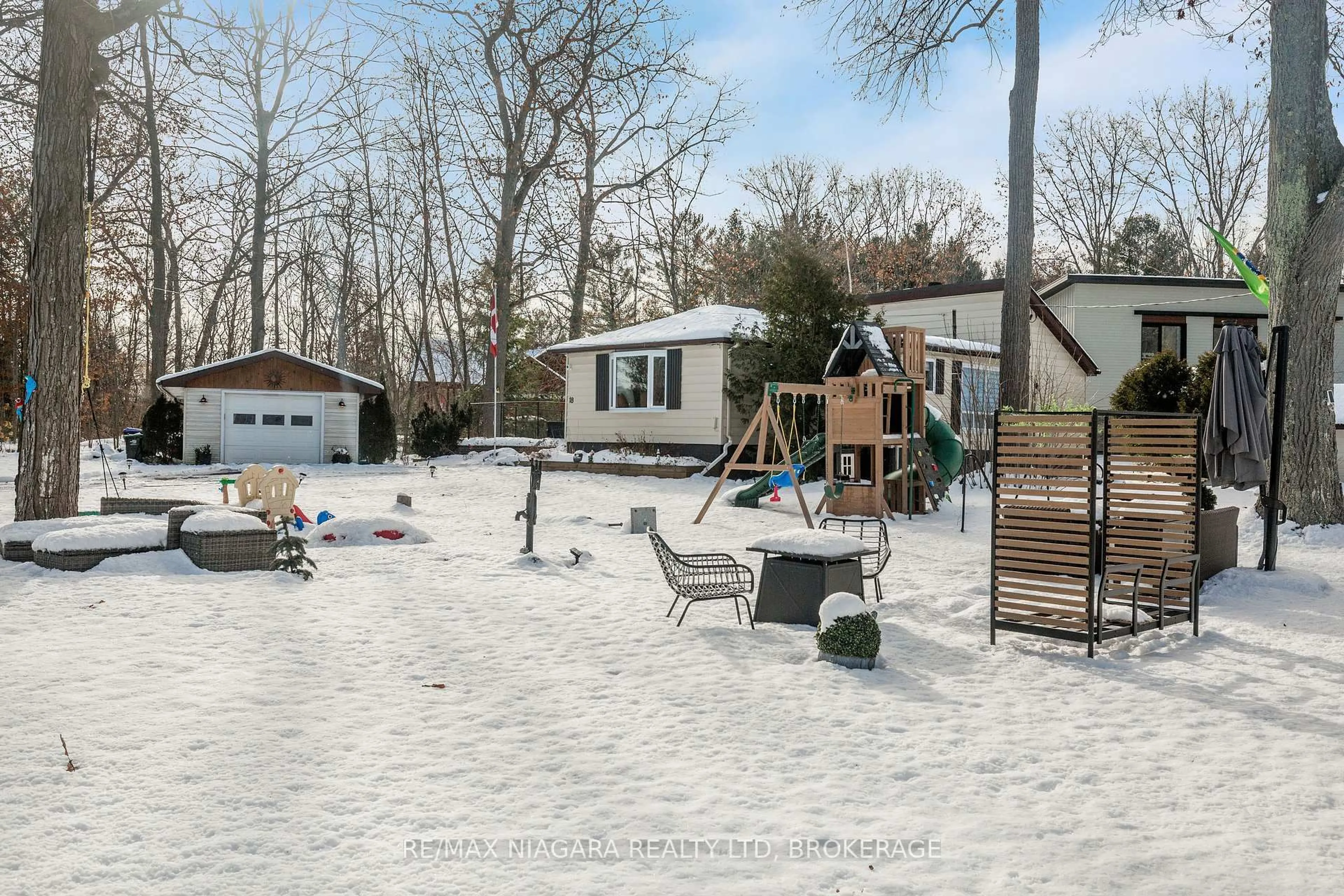 A pic from outside/outdoor area/front of a property/back of a property/a pic from drone, street for 18 Sallows Dr, Tay Ontario L0K 2A0