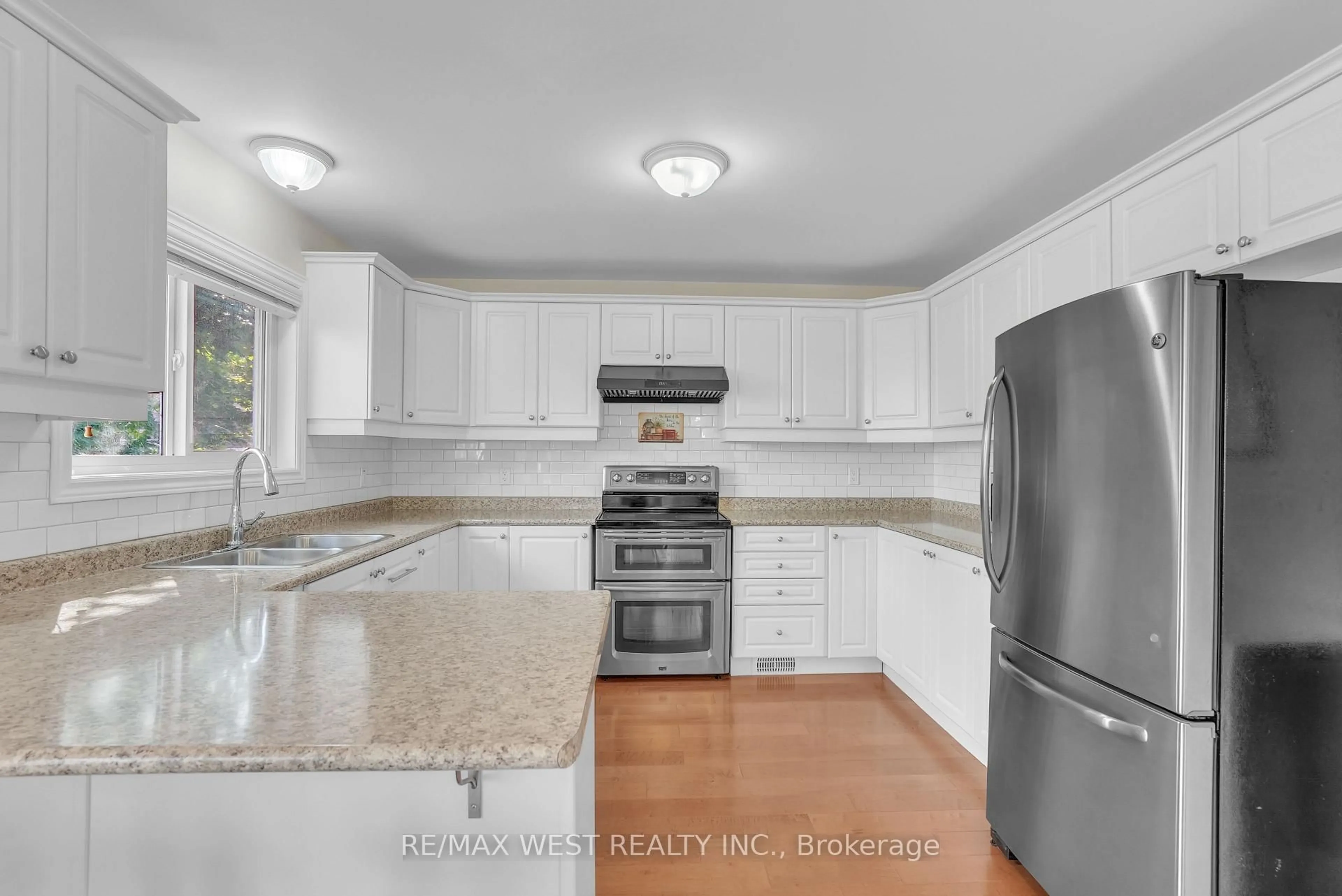 Standard kitchen, ceramic/tile floor for 78 Sixth St, Midland Ontario L4R 3X2