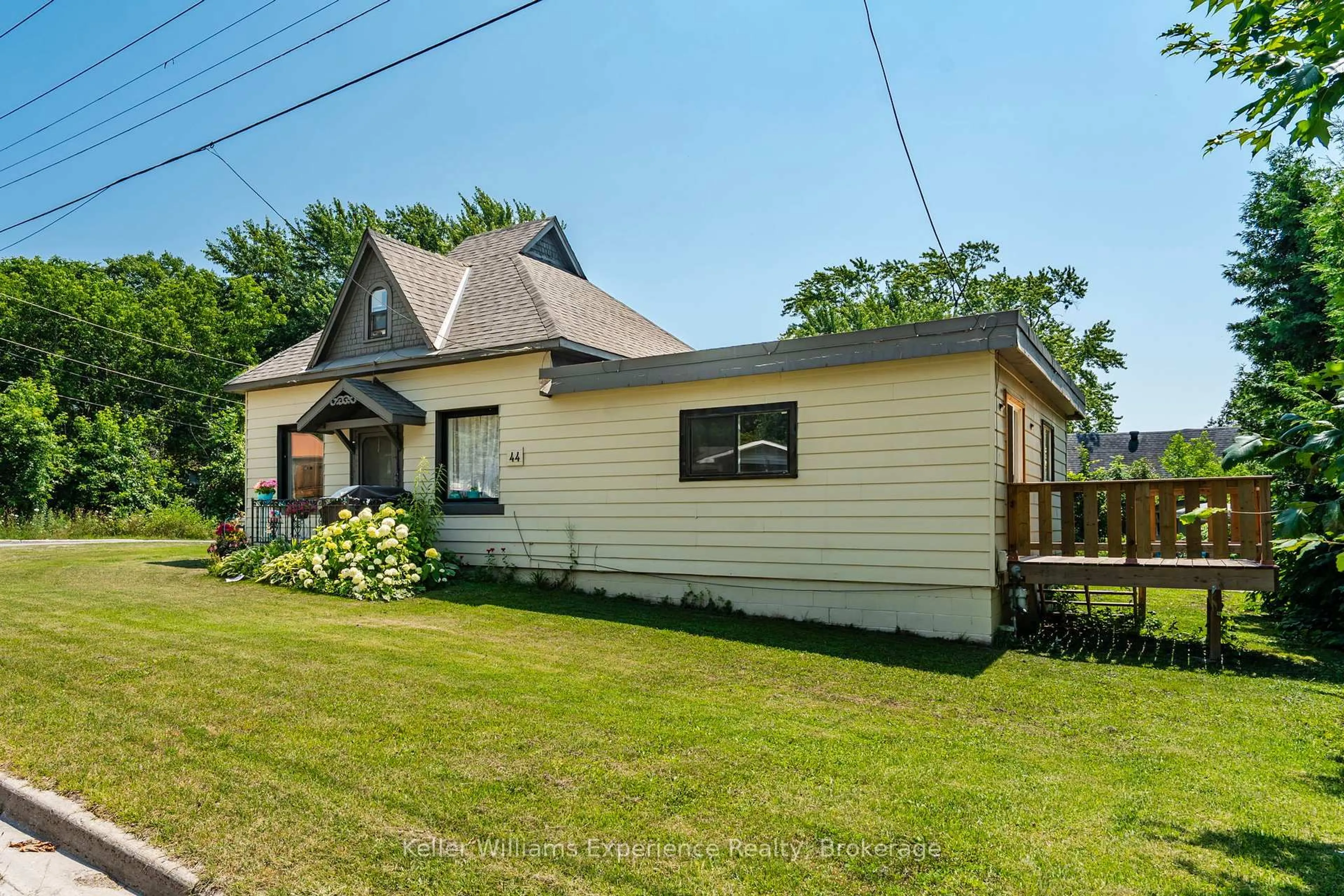 A pic from outside/outdoor area/front of a property/back of a property/a pic from drone, unknown for 44 Yeo St, Penetanguishene Ontario L9M 1C9