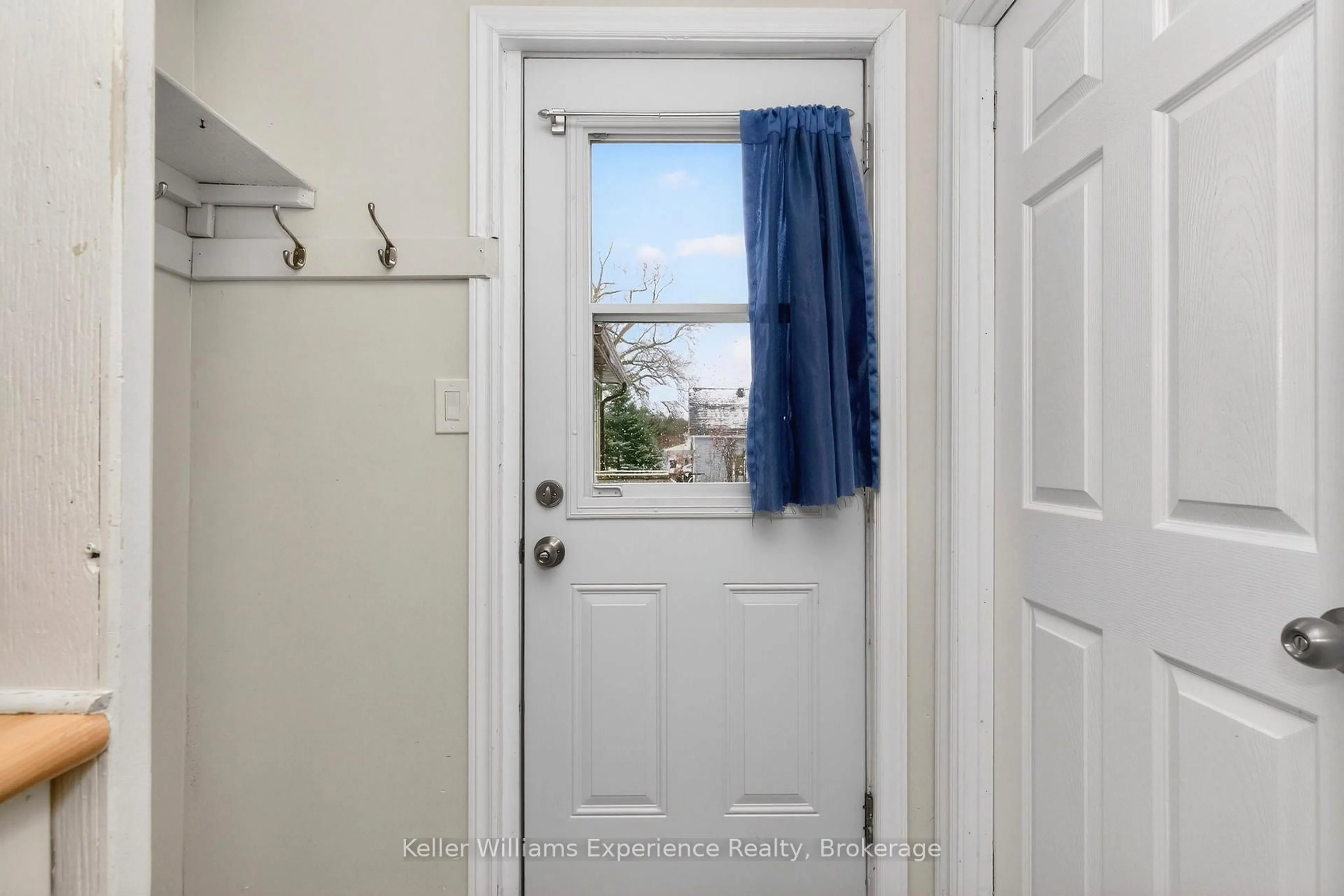 Indoor entryway for 44 Yeo St, Penetanguishene Ontario L9M 1C9