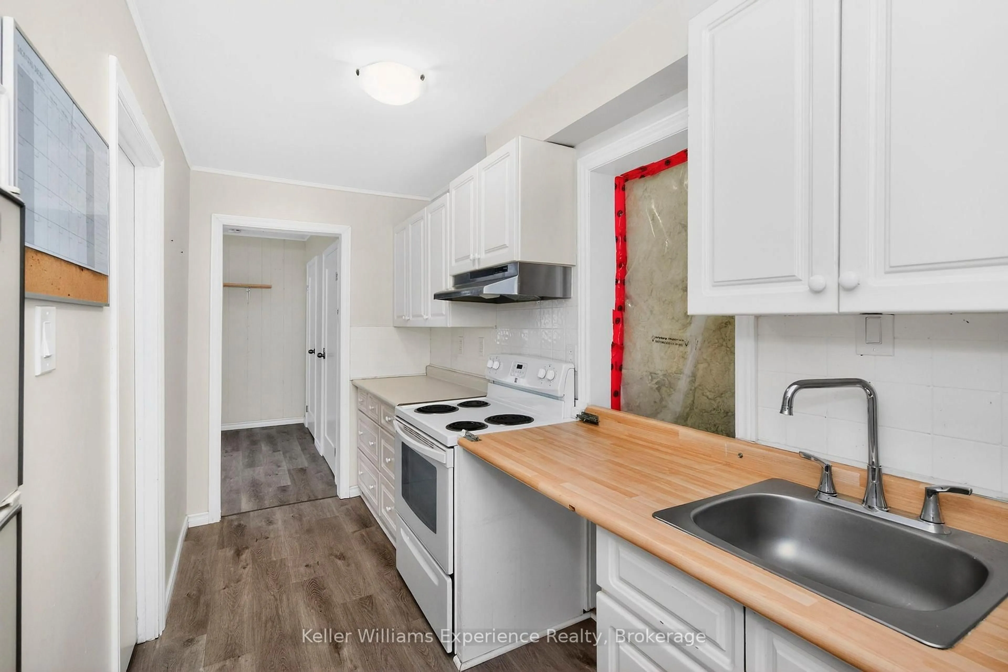 Standard kitchen, wood/laminate floor for 44 Yeo St, Penetanguishene Ontario L9M 1C9