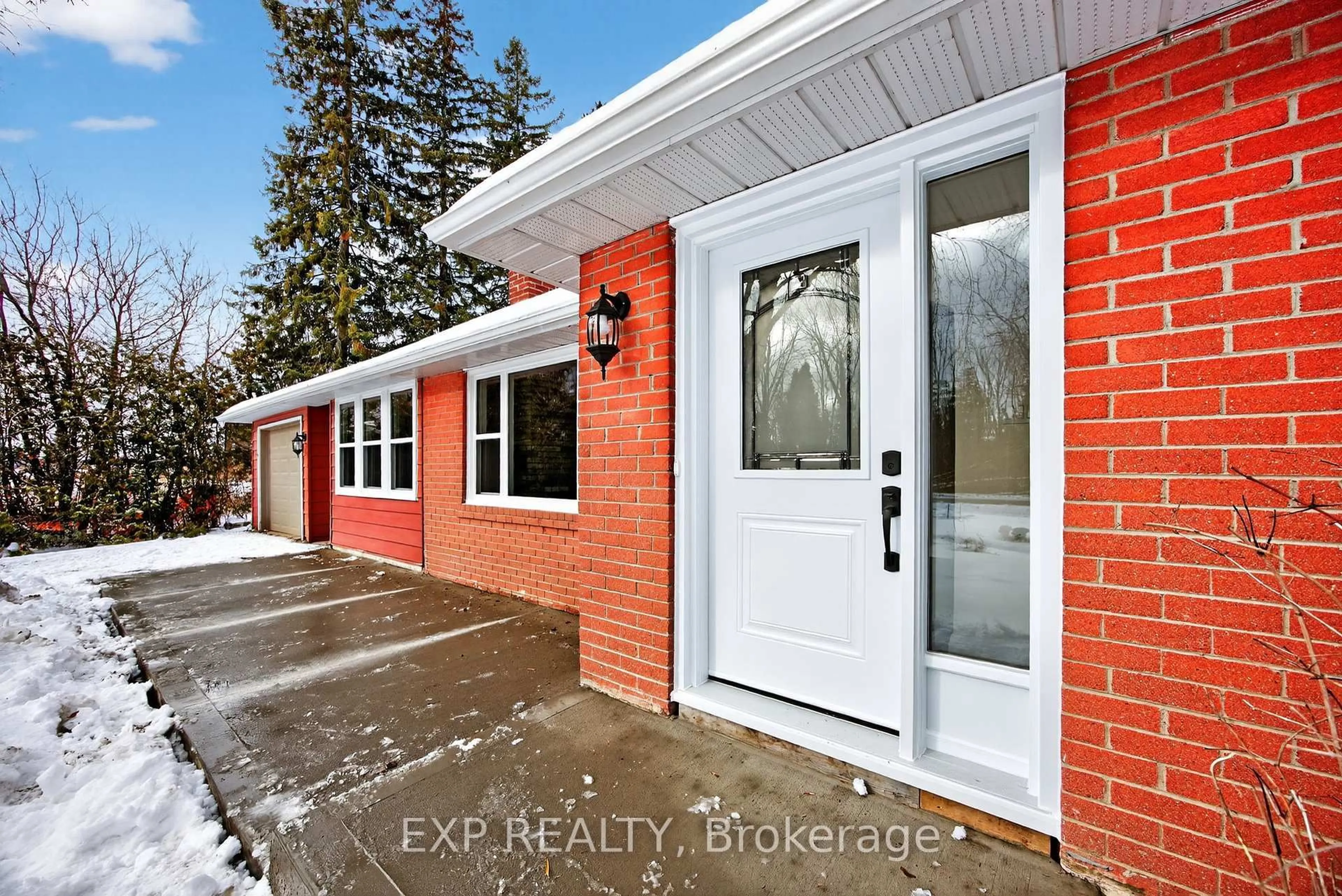 Indoor entryway for 2420 Ridge Rd, Oro-Medonte Ontario L0L 2L0