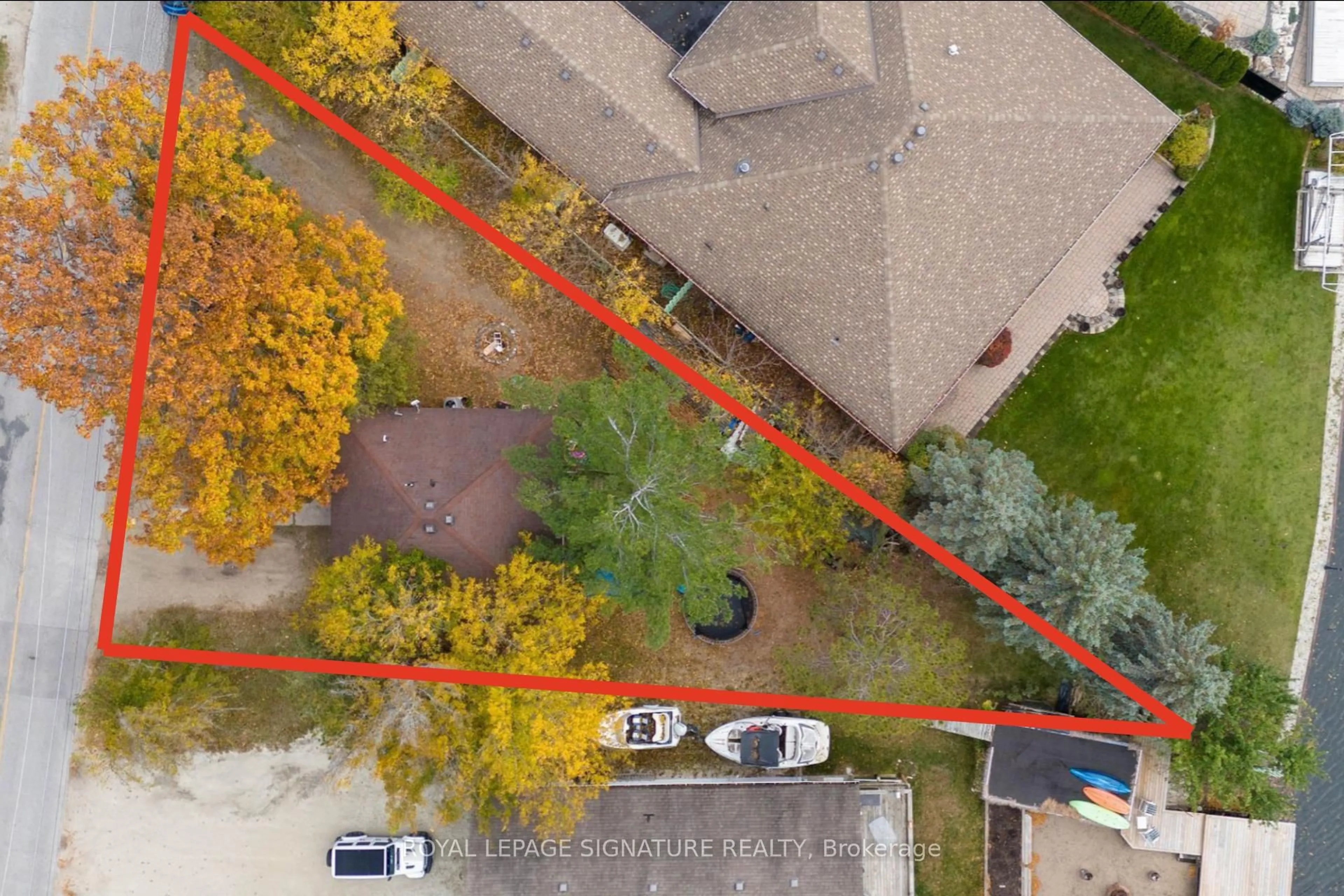 A pic from outside/outdoor area/front of a property/back of a property/a pic from drone, street for 75 Old Mosley St, Wasaga Beach Ontario L9Z 2J5