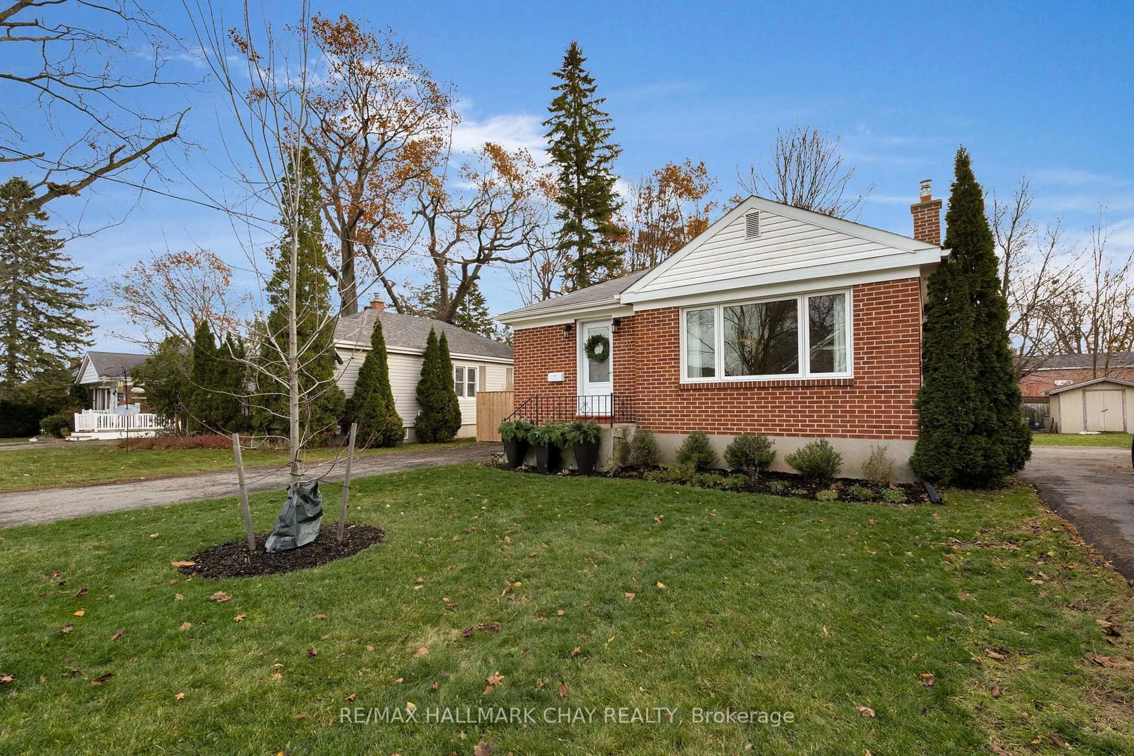 Home with brick exterior material, street for 97 Napier St, Barrie Ontario L4M 1W6