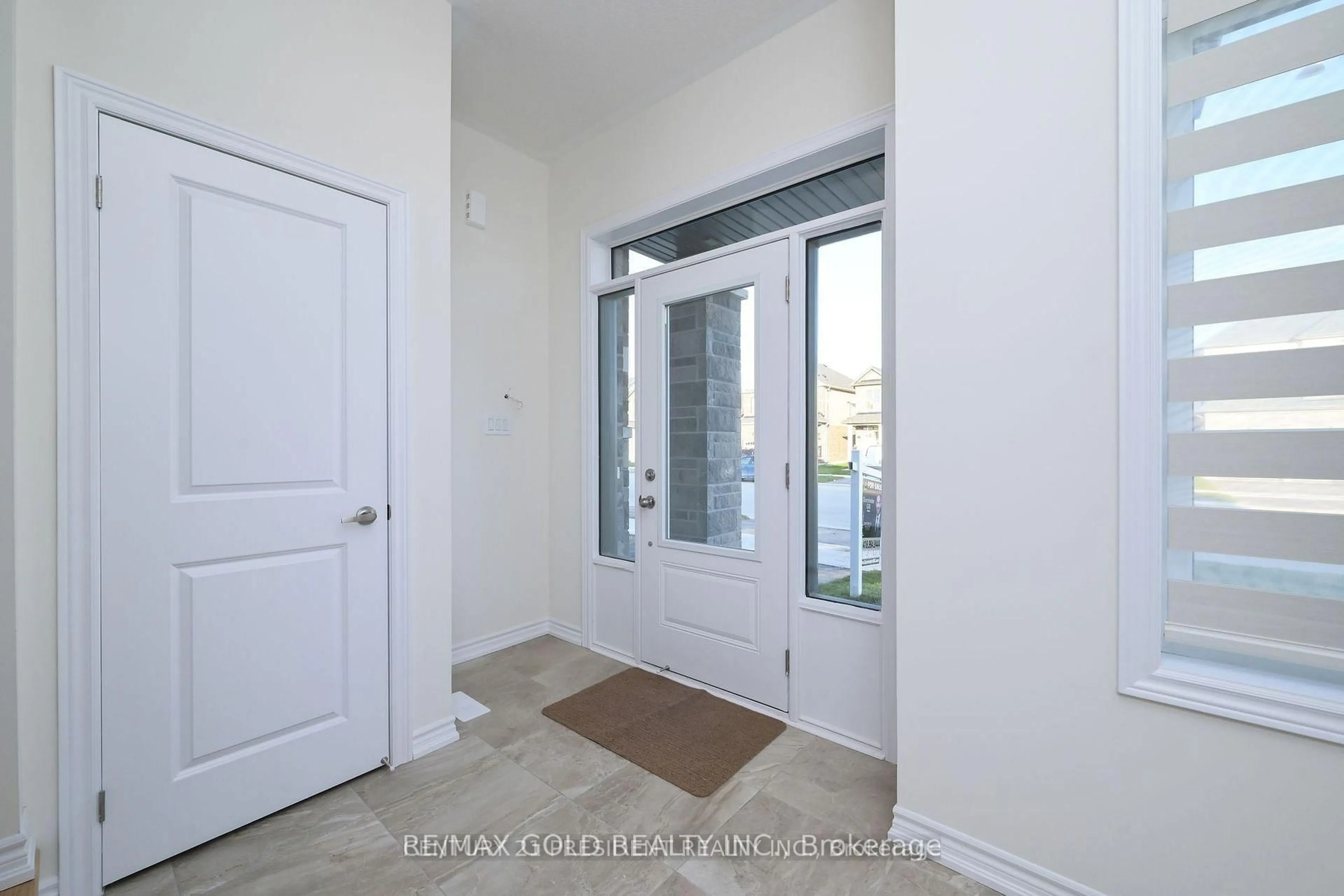 Indoor entryway for 161 Terry Fox Dr, Barrie Ontario L9J 0L7