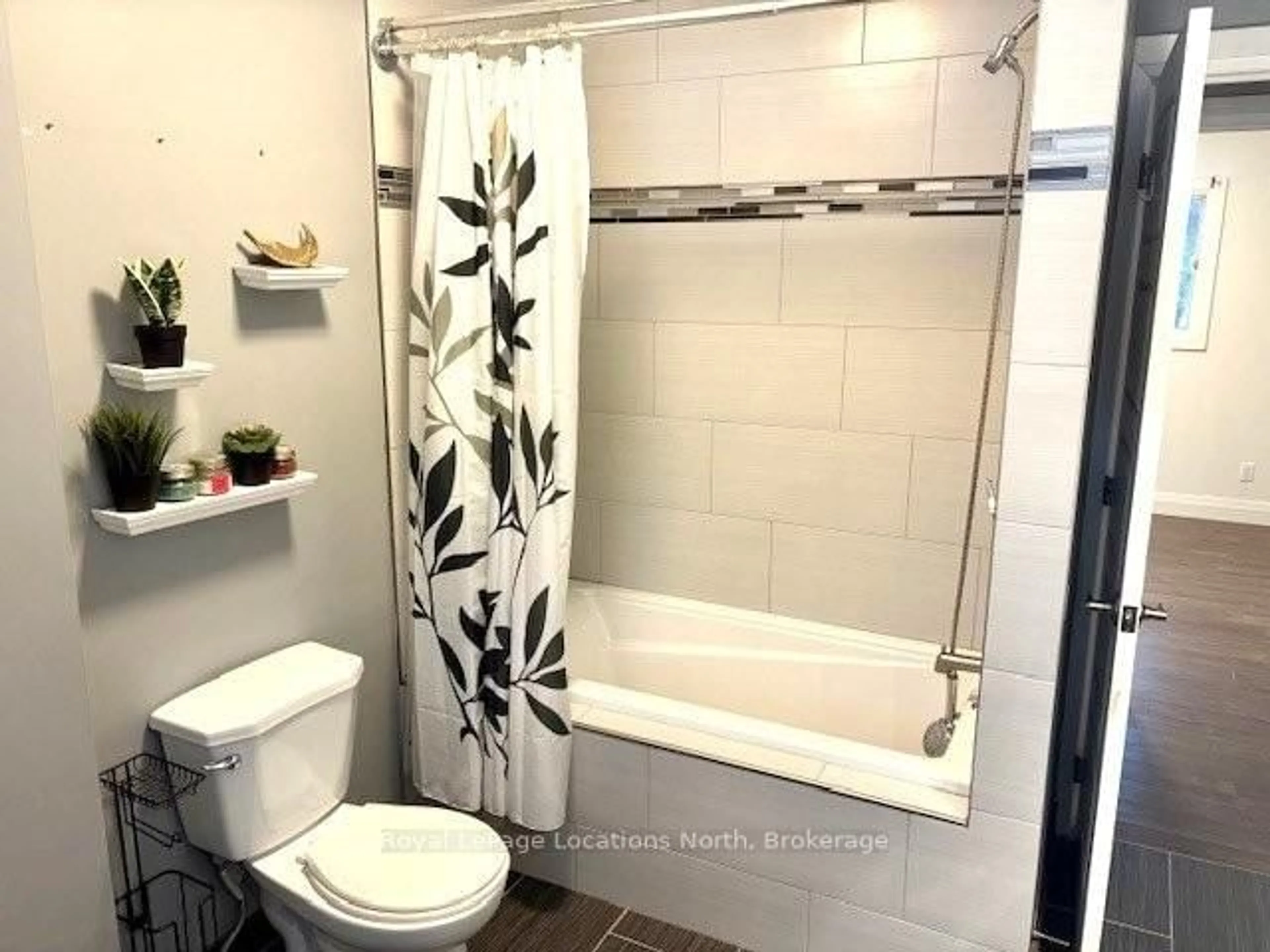 Standard bathroom, ceramic/tile floor for 40 Vanier St, Tiny Ontario L9M 0J2