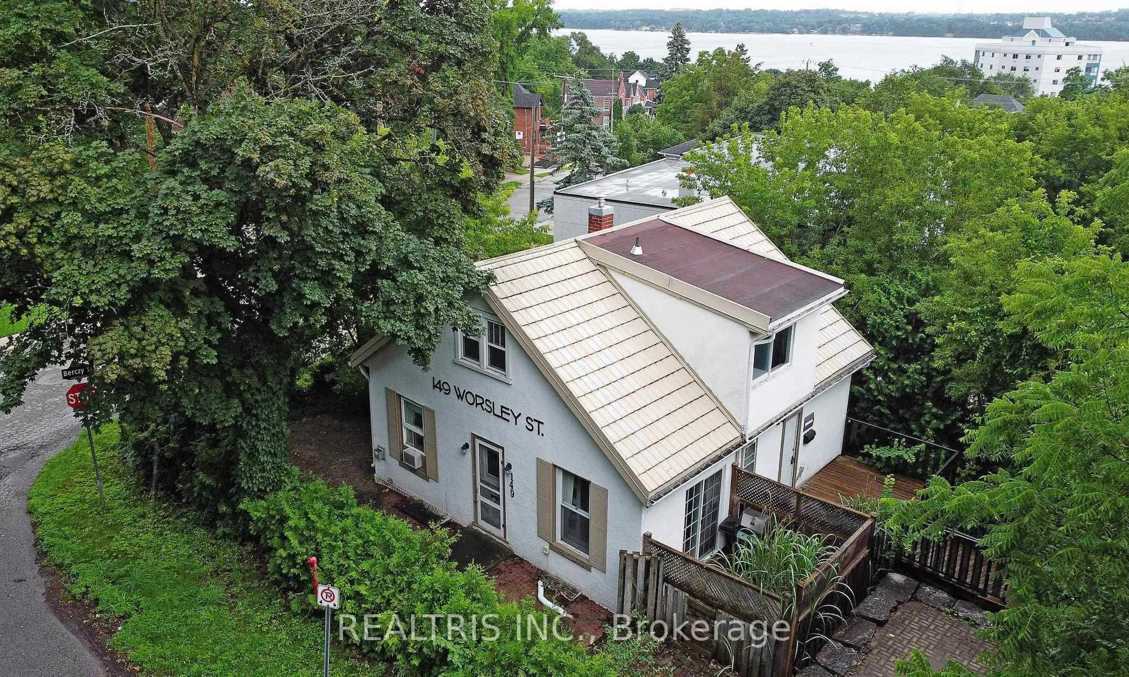 A pic from outside/outdoor area/front of a property/back of a property/a pic from drone, water/lake/river/ocean view for 149 Worsley St, Barrie Ontario L4M 1M3