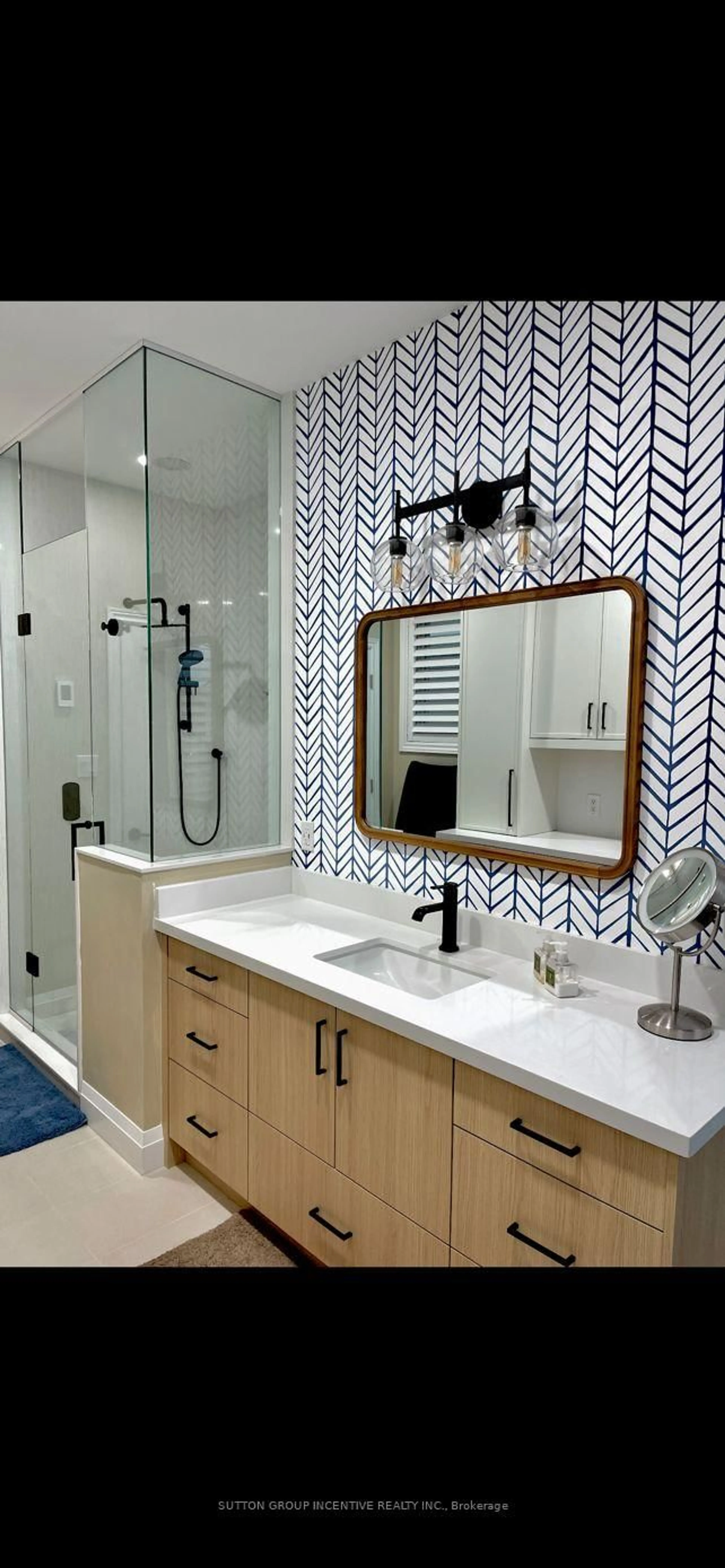 Contemporary bathroom, ceramic/tile floor for 10 Waterfront Circ, Collingwood Ontario L9Y 4Z3