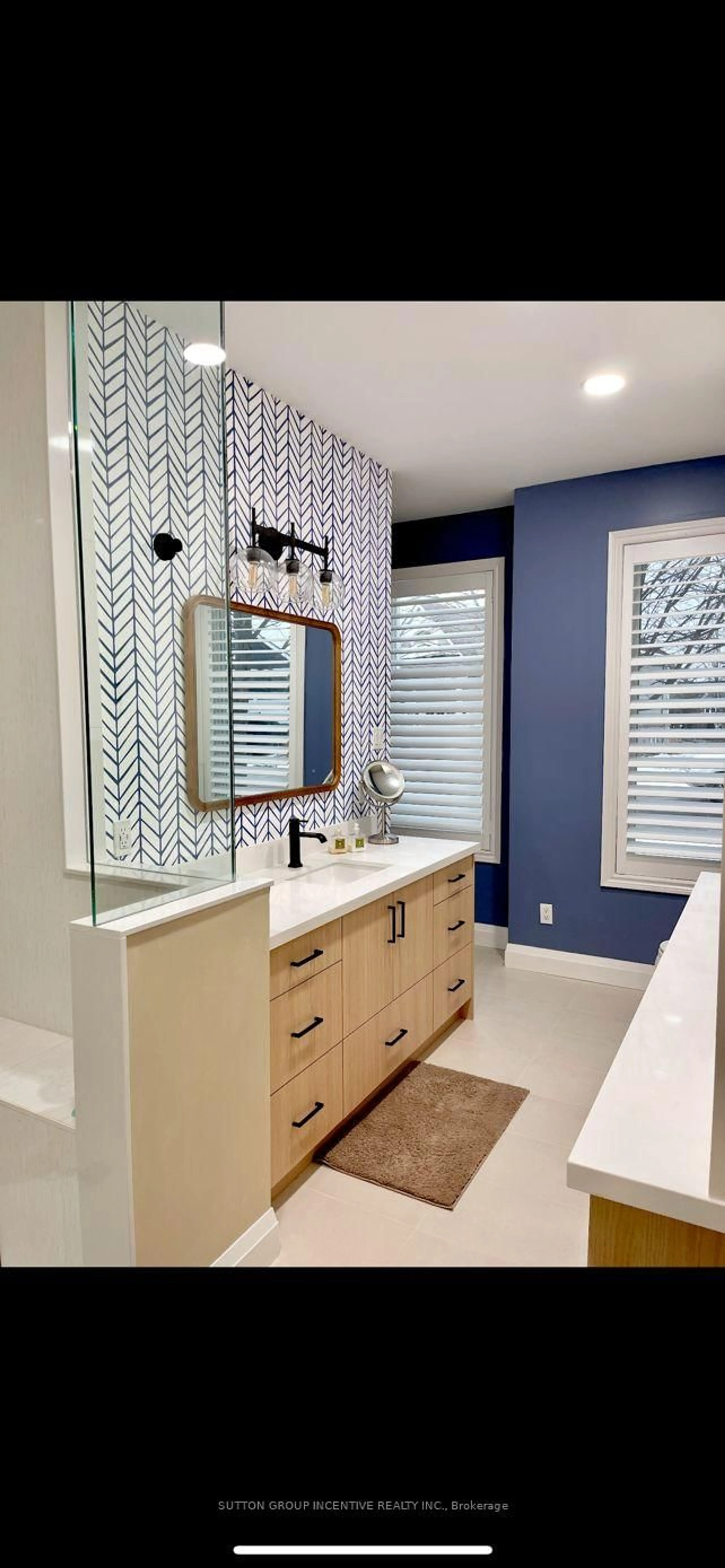Contemporary bathroom, ceramic/tile floor for 10 Waterfront Circ, Collingwood Ontario L9Y 4Z3